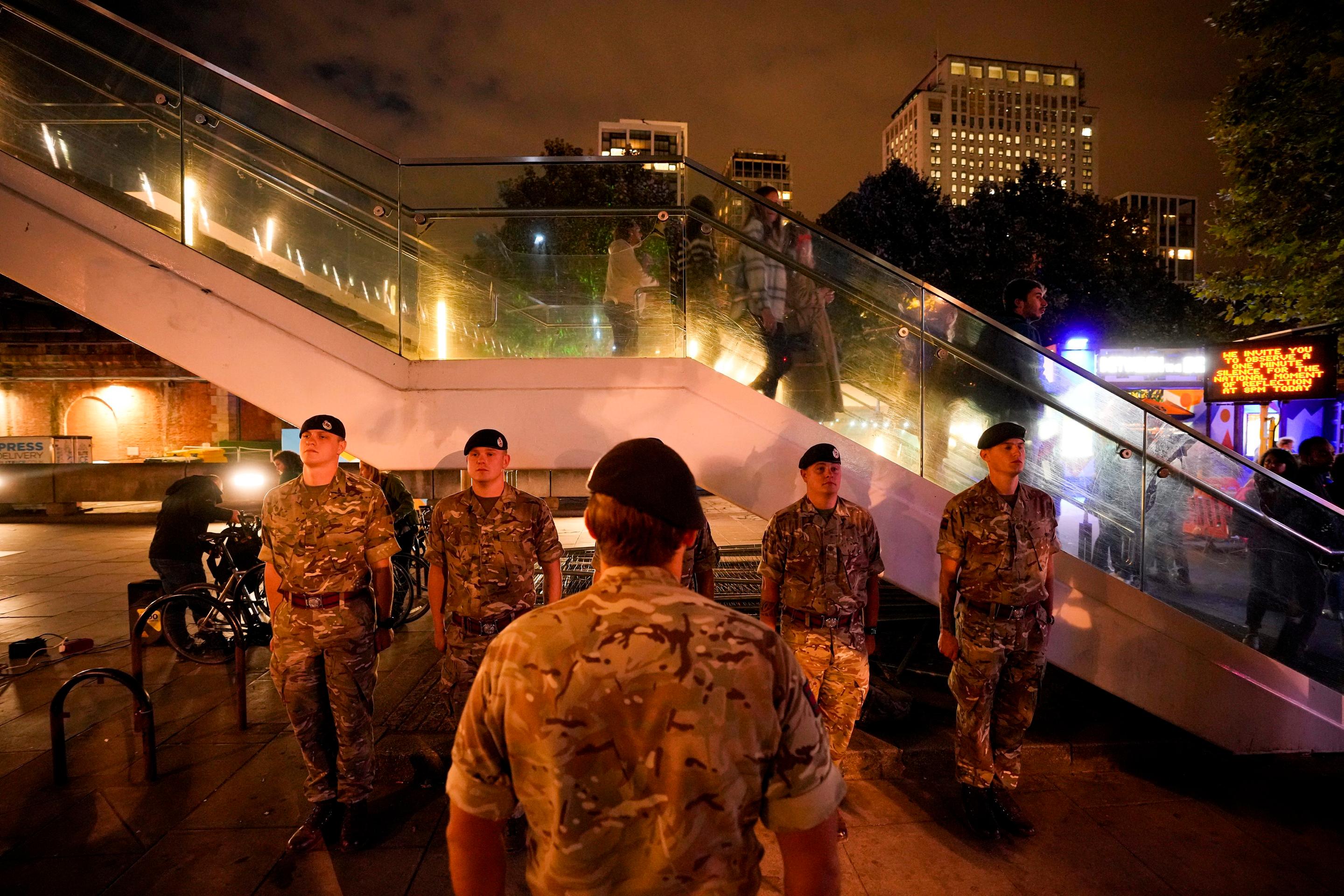 Minúta ticha za kráľovnú Alžbetu II.