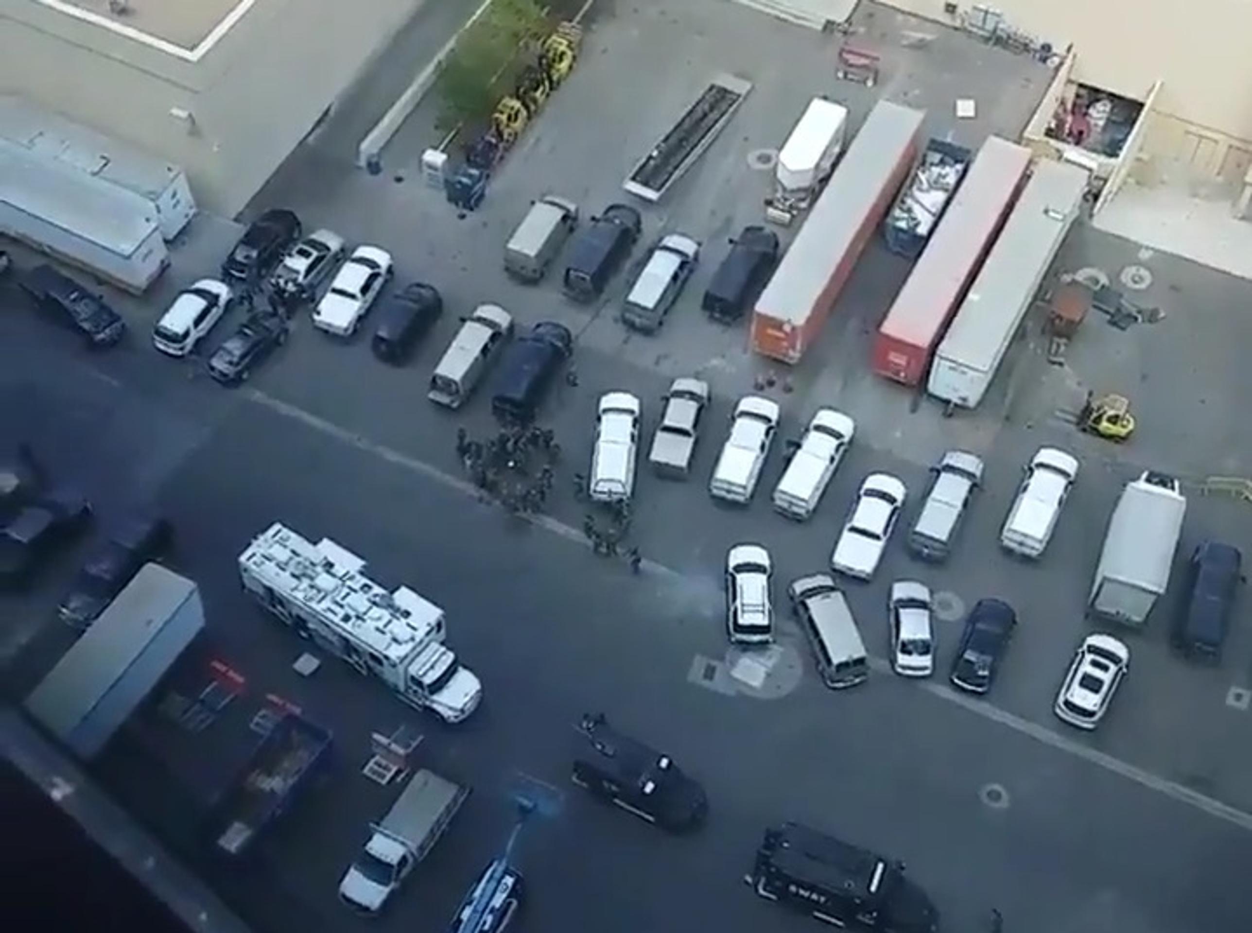 Ozbrojený muž sa zabarikádoval v autobuse.