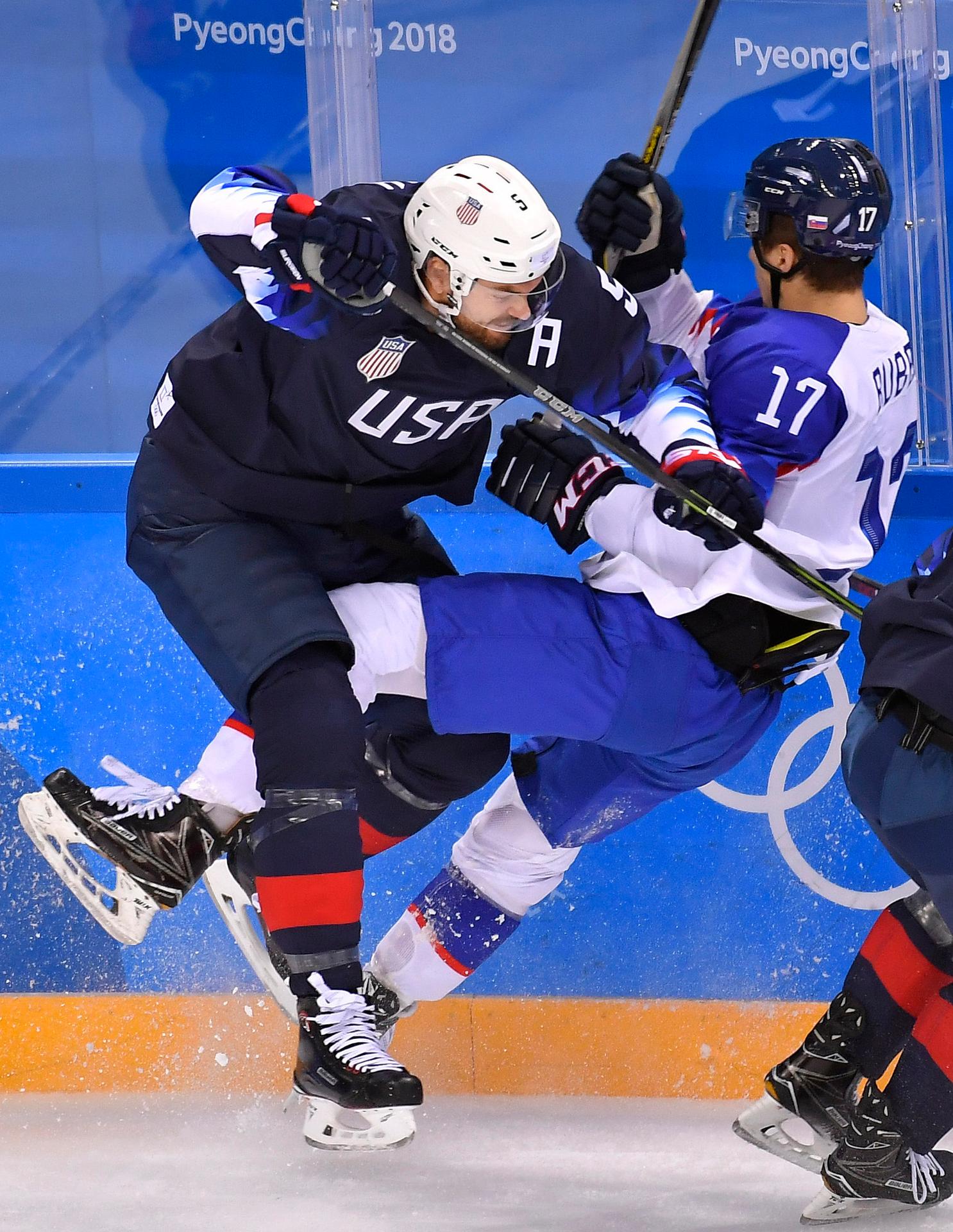 Radosť slovenských hráčov z gólu v dueli na ZOH 2018 proti USA - zľava strelec Kudrna, Surový a Nagy.
