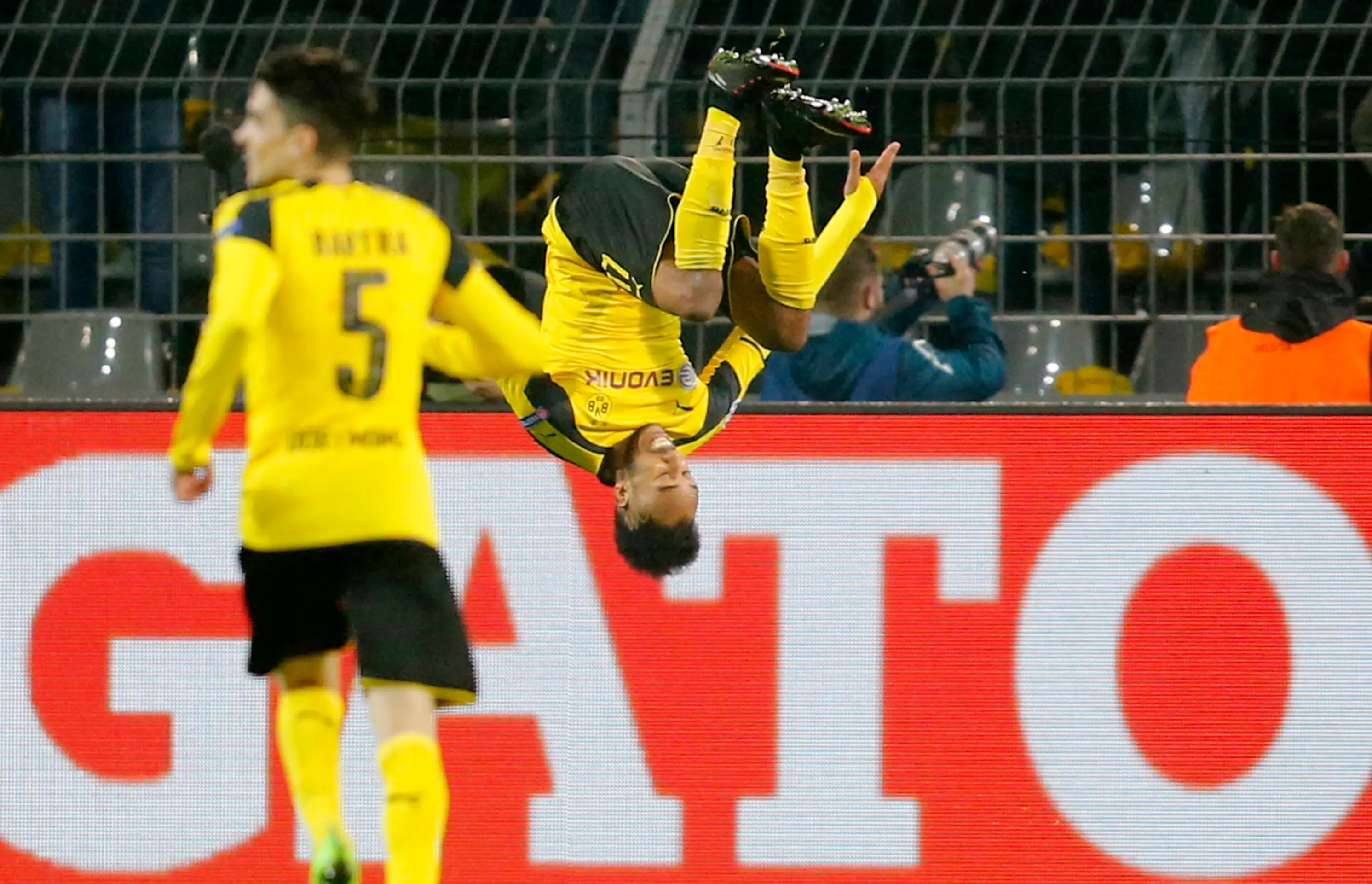 Pierre-Emerick Aubameyang z Dortmundu oslavuje hetrik v odvete osemfinále LM proti Benfice.