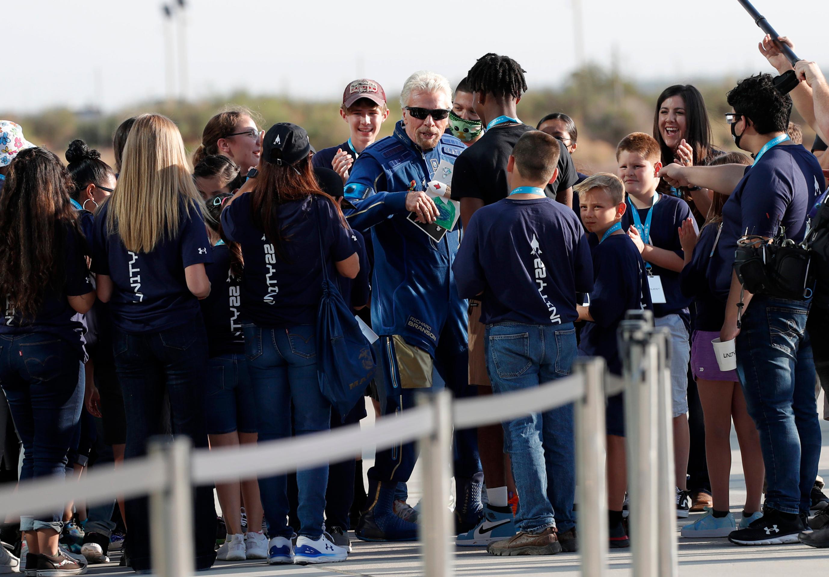 Zakladateľ Virgin Galactic Richard Branson pred nástupom na prvý let na hranicu vesmíru.