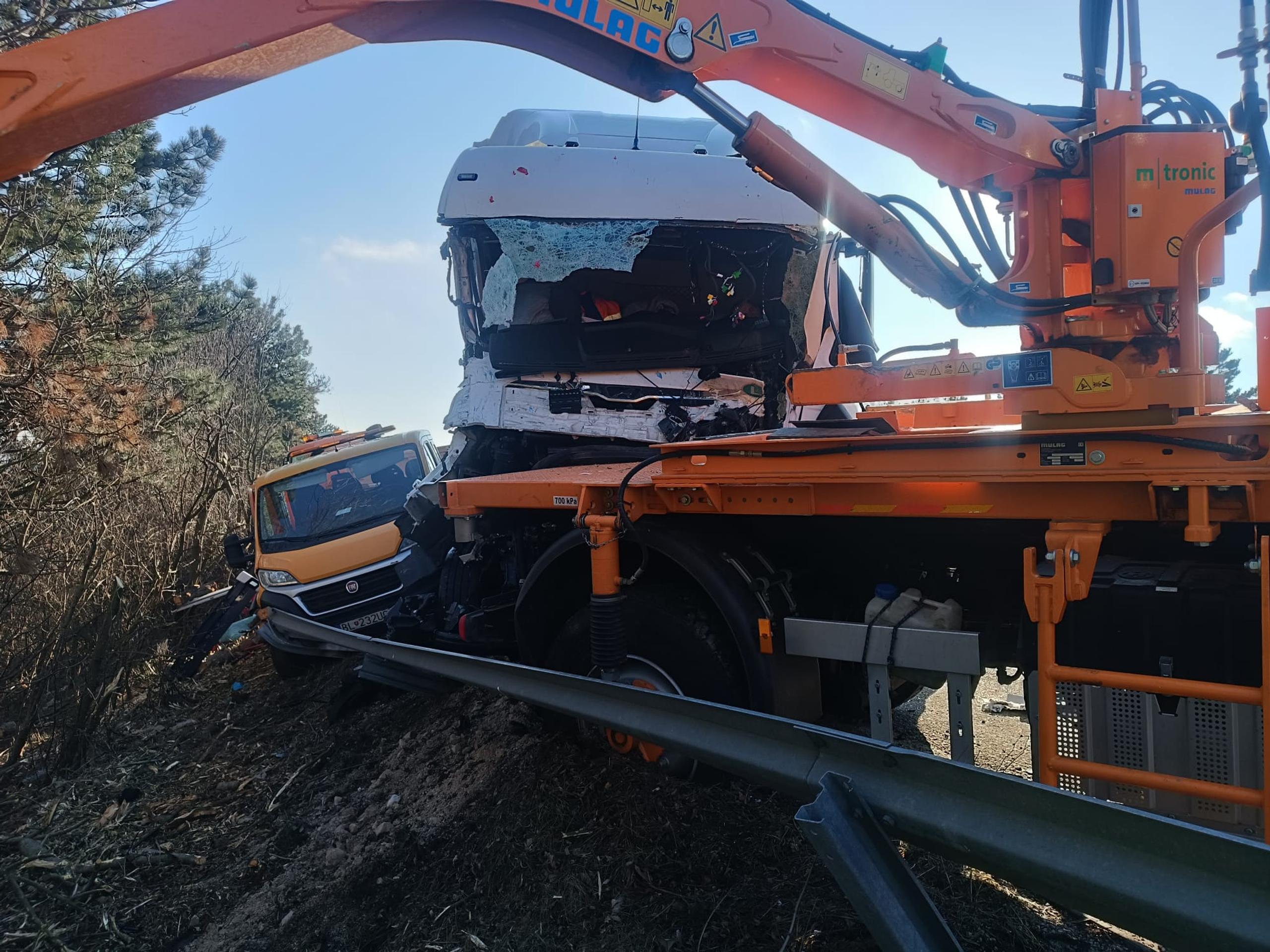 Do cestárskeho auta nabúral kamión.