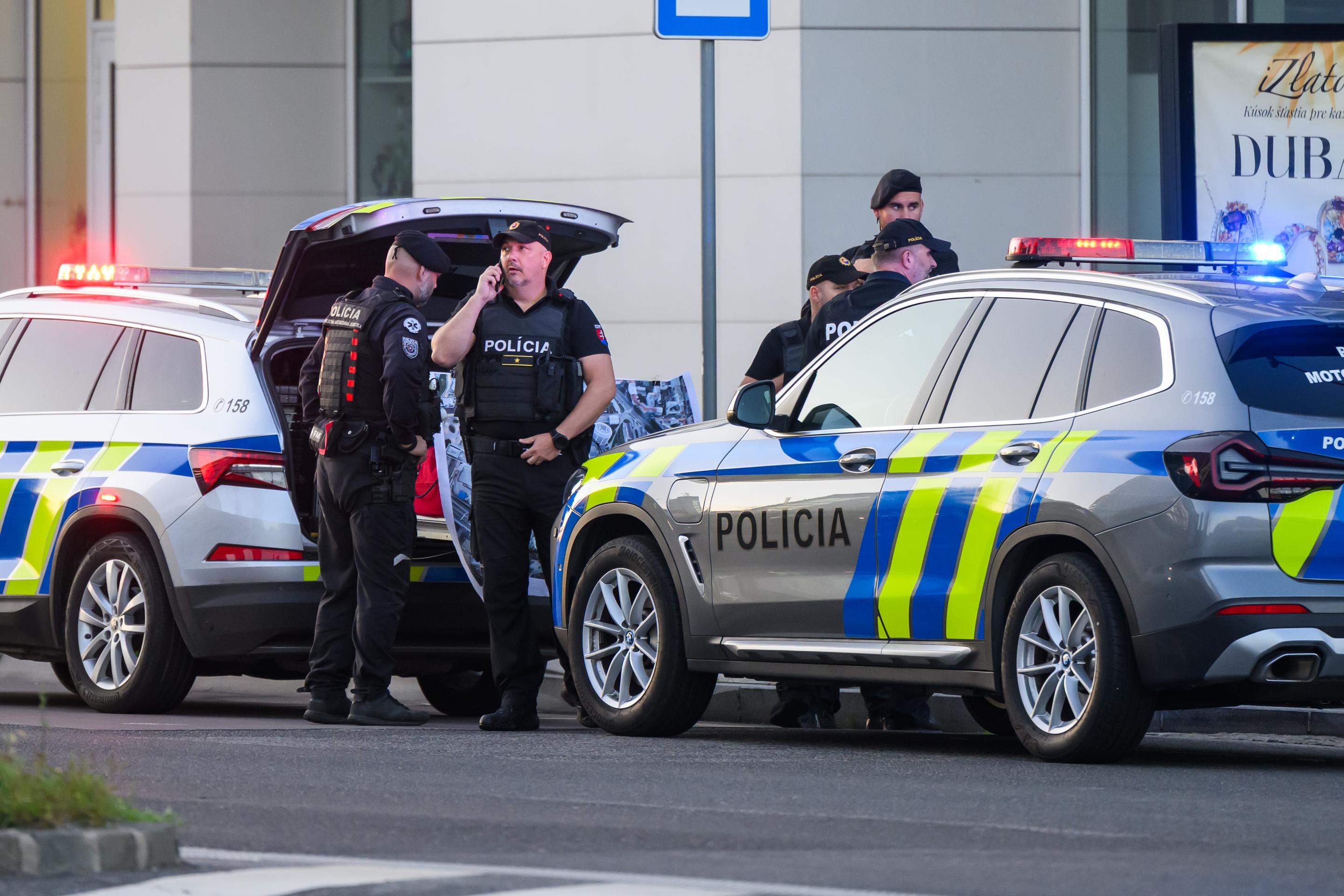 Polícia od rána evakuuje centrum Bratislavy.