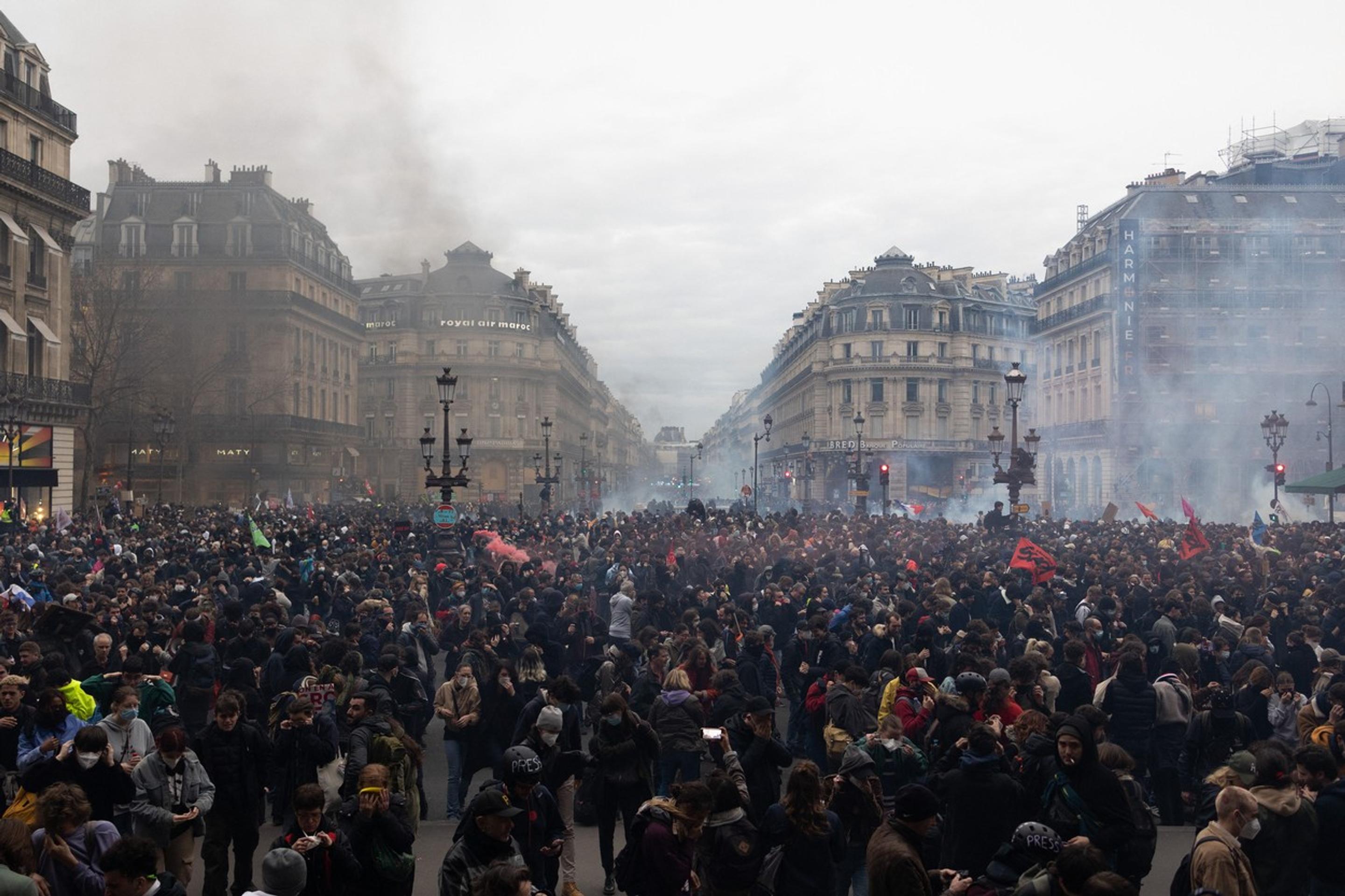 Protestujúci dav sa po pochode Parížom zhromaždil na námestí.
