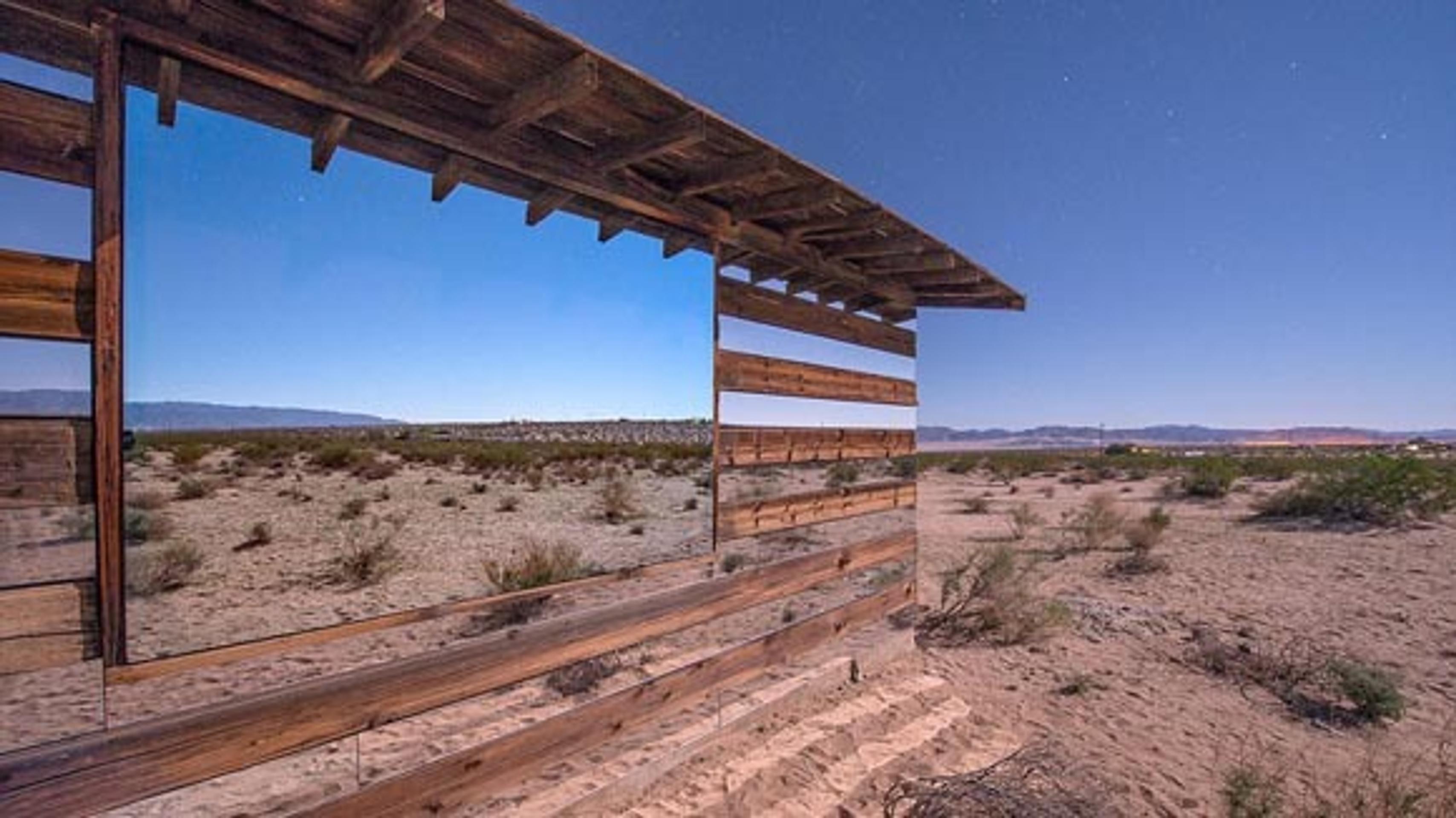 Zrkadlový domček na púšti v Kalifornii