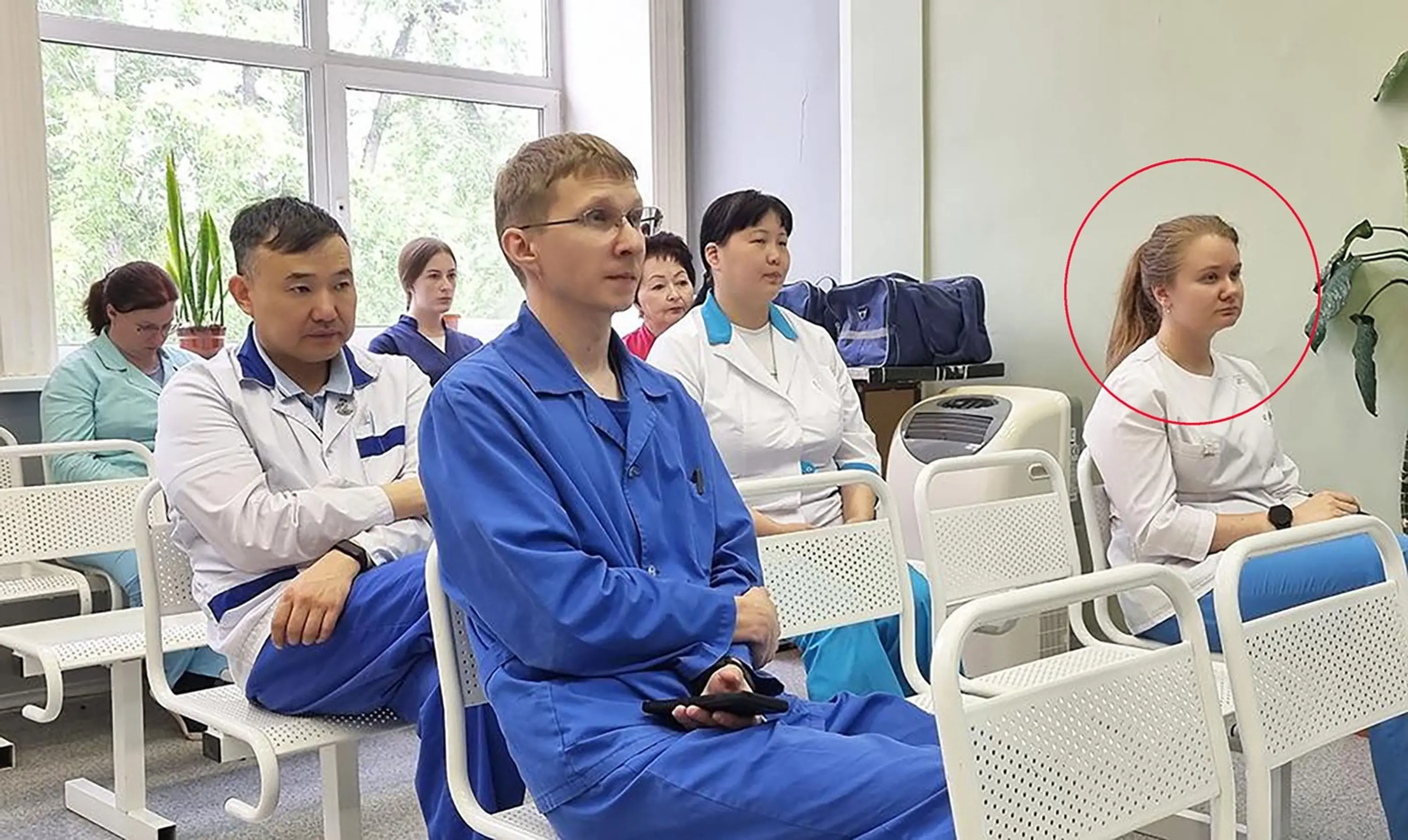Laborantka Darja Šipilovová na snímke v krúžku.