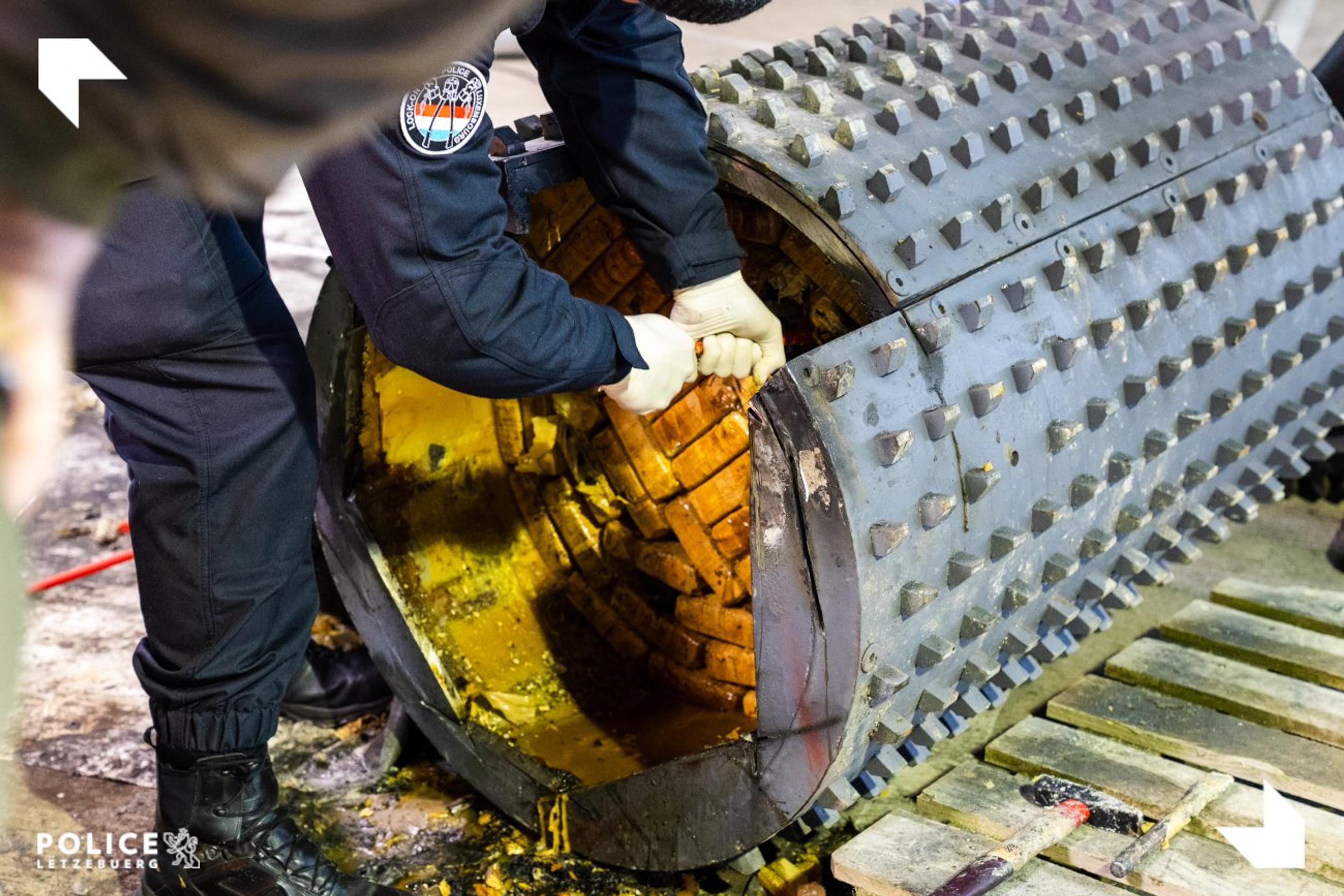 Drogy pašovali vo valci z drvičky kamenia.