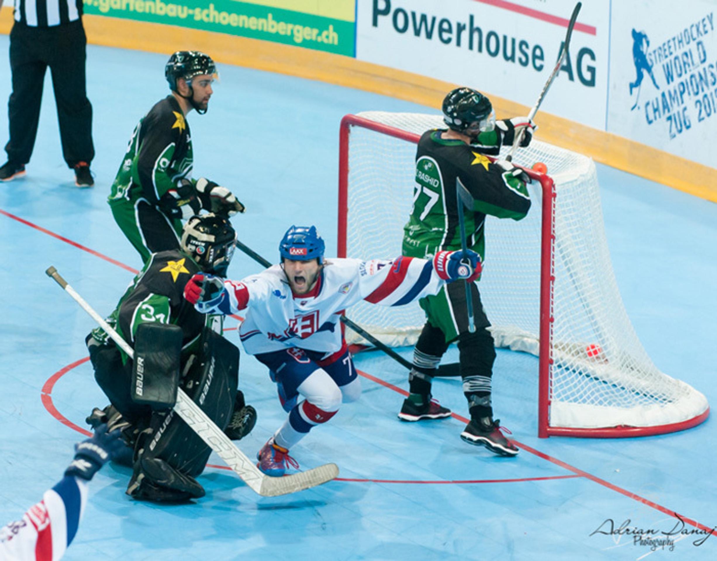 Radosť po strelení gólu do pakistanskej brány.