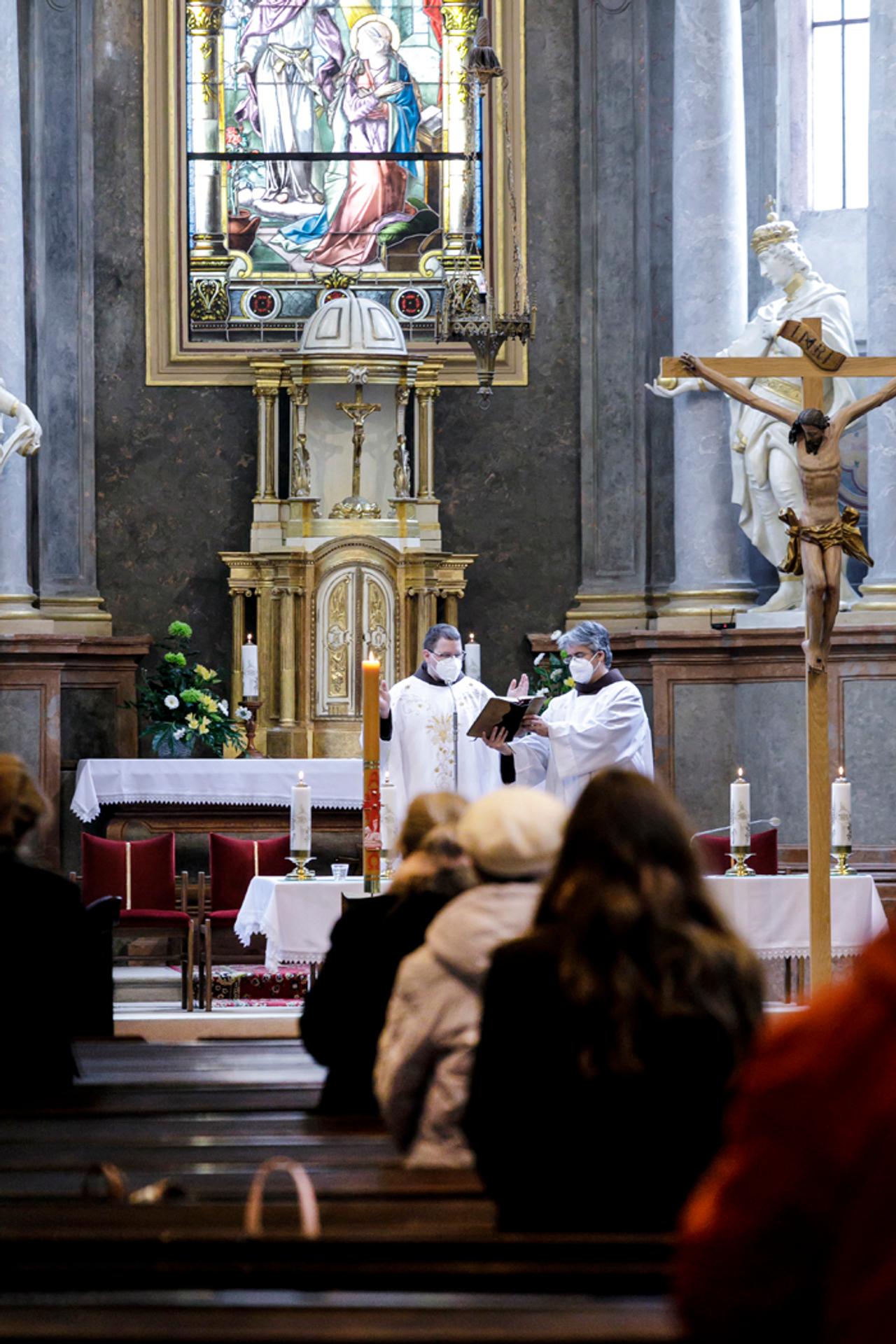 Veriaci počas svätej omše v kostole Zvestovania Pána (Františkánsky kostol) v Bratislave .