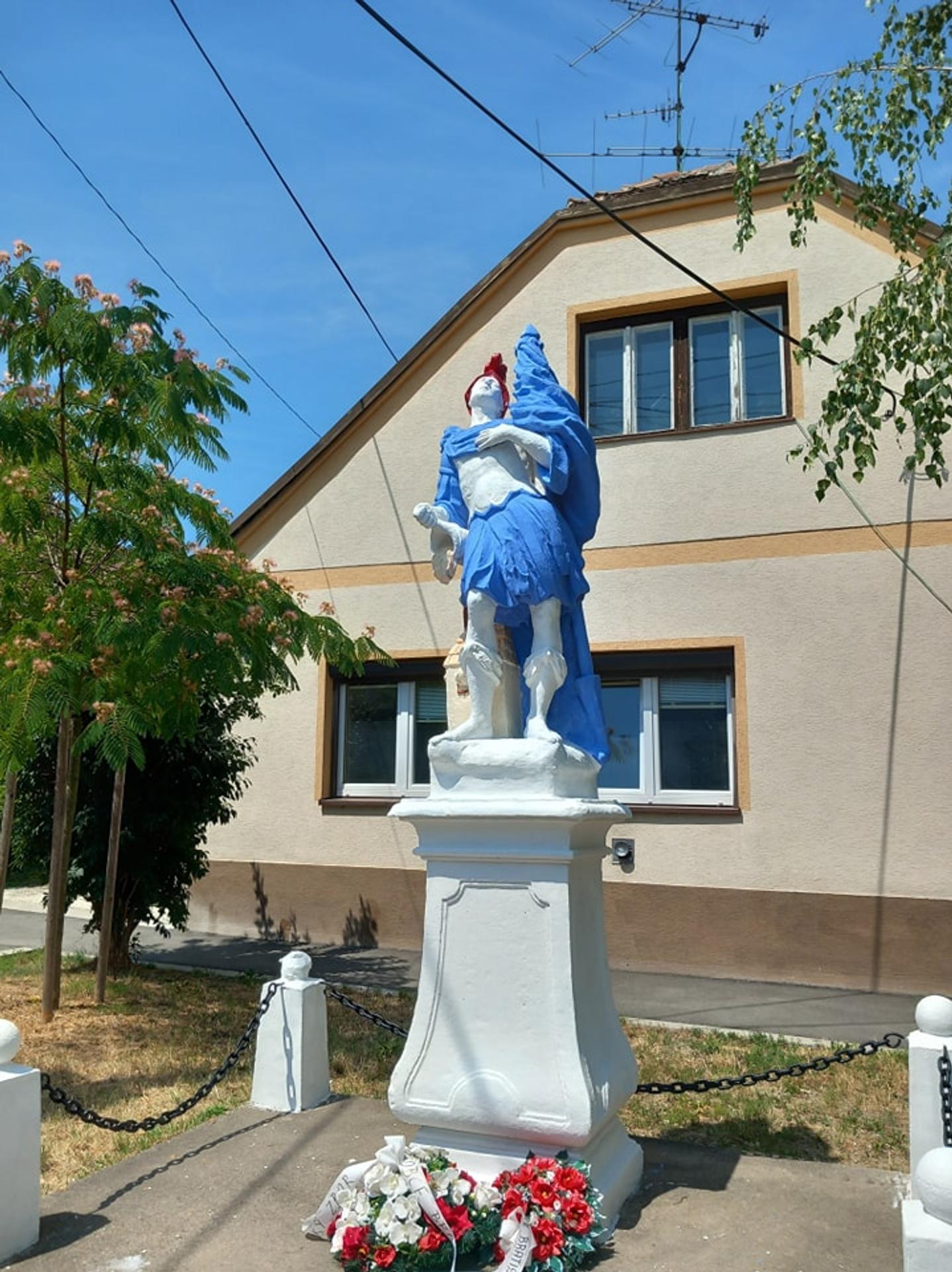 V Rači niekto svojvoľne premaľoval sochu svätého Floriána z roku 1721.