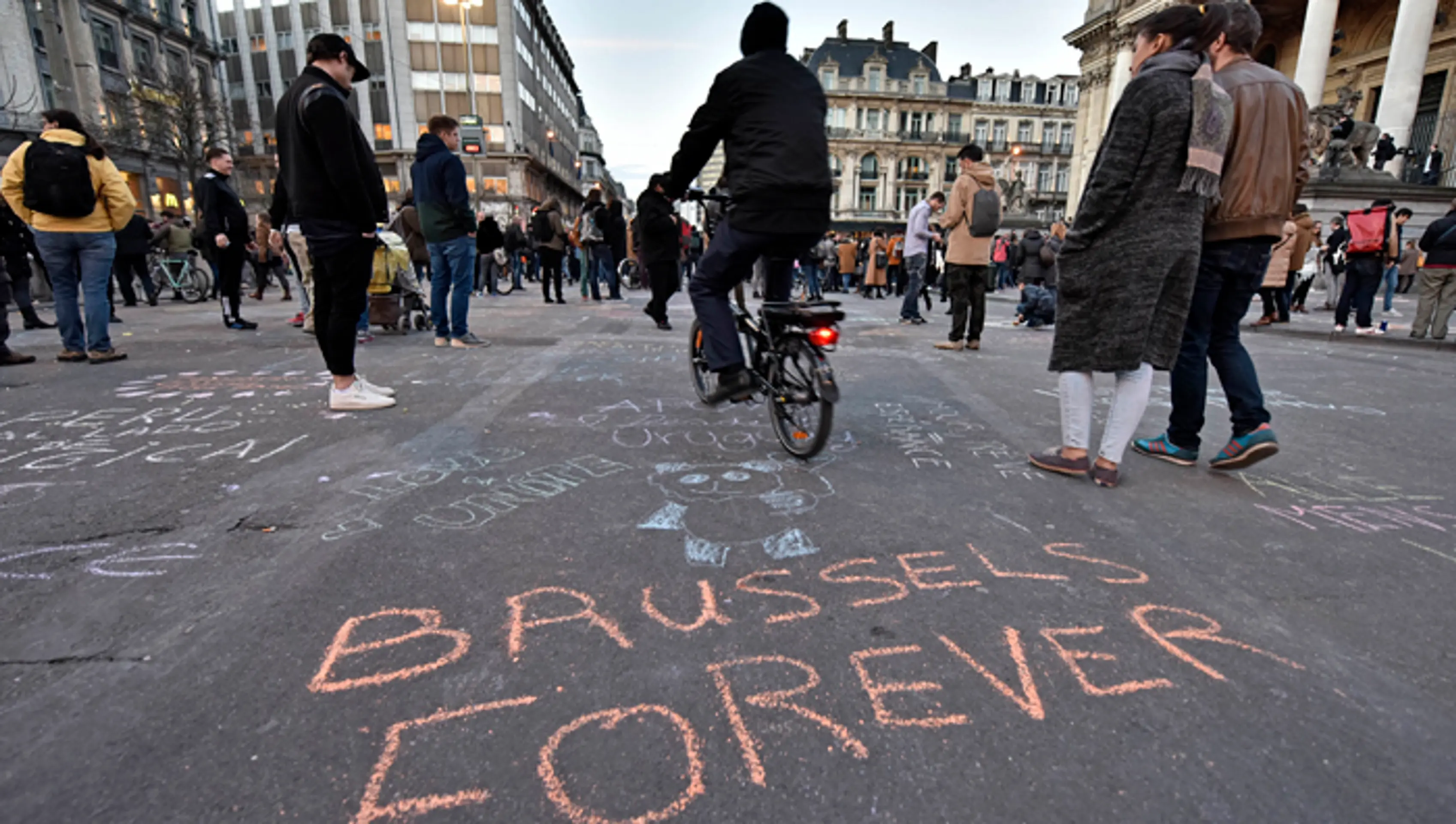 Na snímke cyklista prechádza na ceste okolo nápisu "Navždy Brusel " v centre belgickej metropoly.