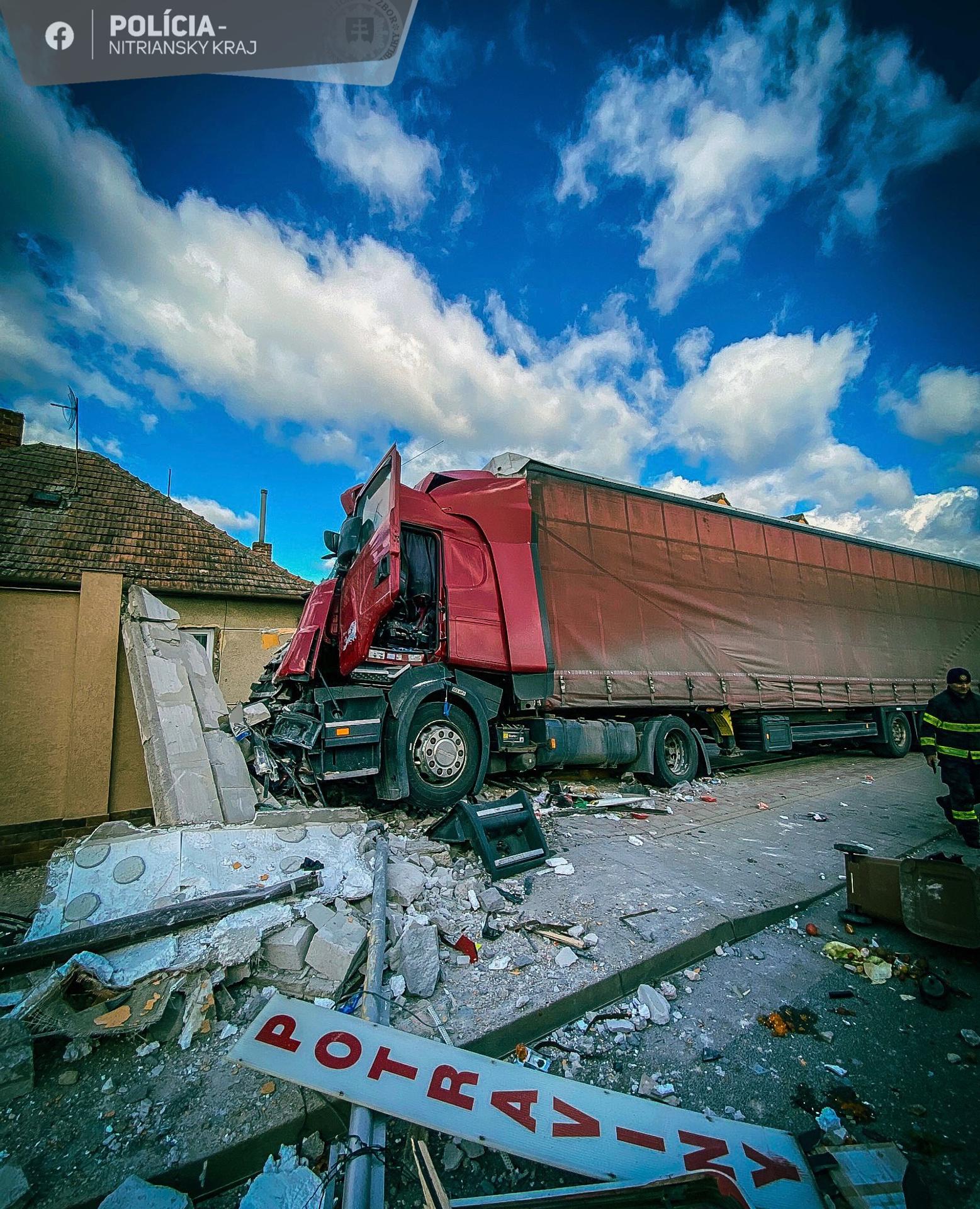 Nákladiak pri Nitre len o centimetre minul ľudí čakajúcich na zastávke