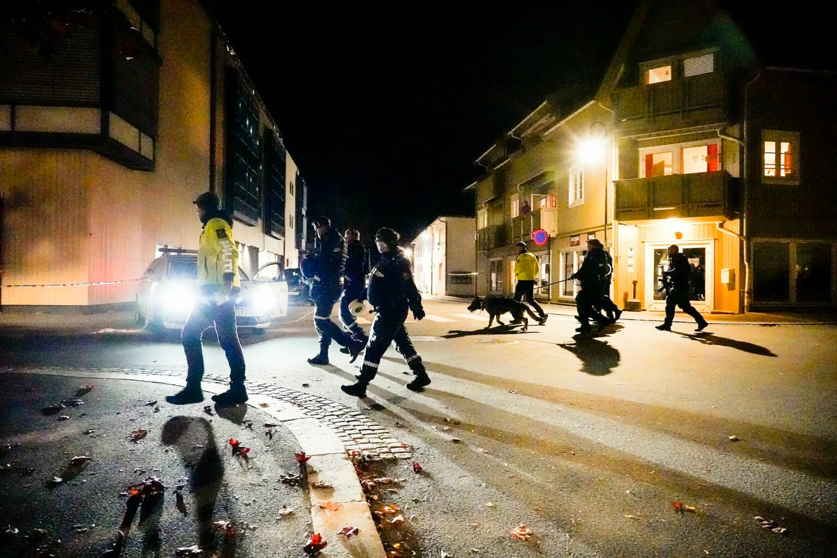 Nórska polícia na mieste činu v Kongsbergu.