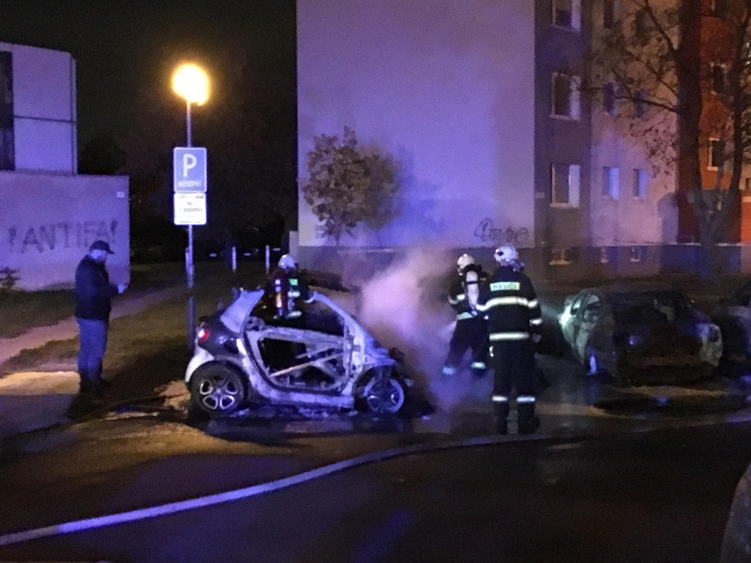 V Podunajských Biskupiciach zhorelo päť áut.