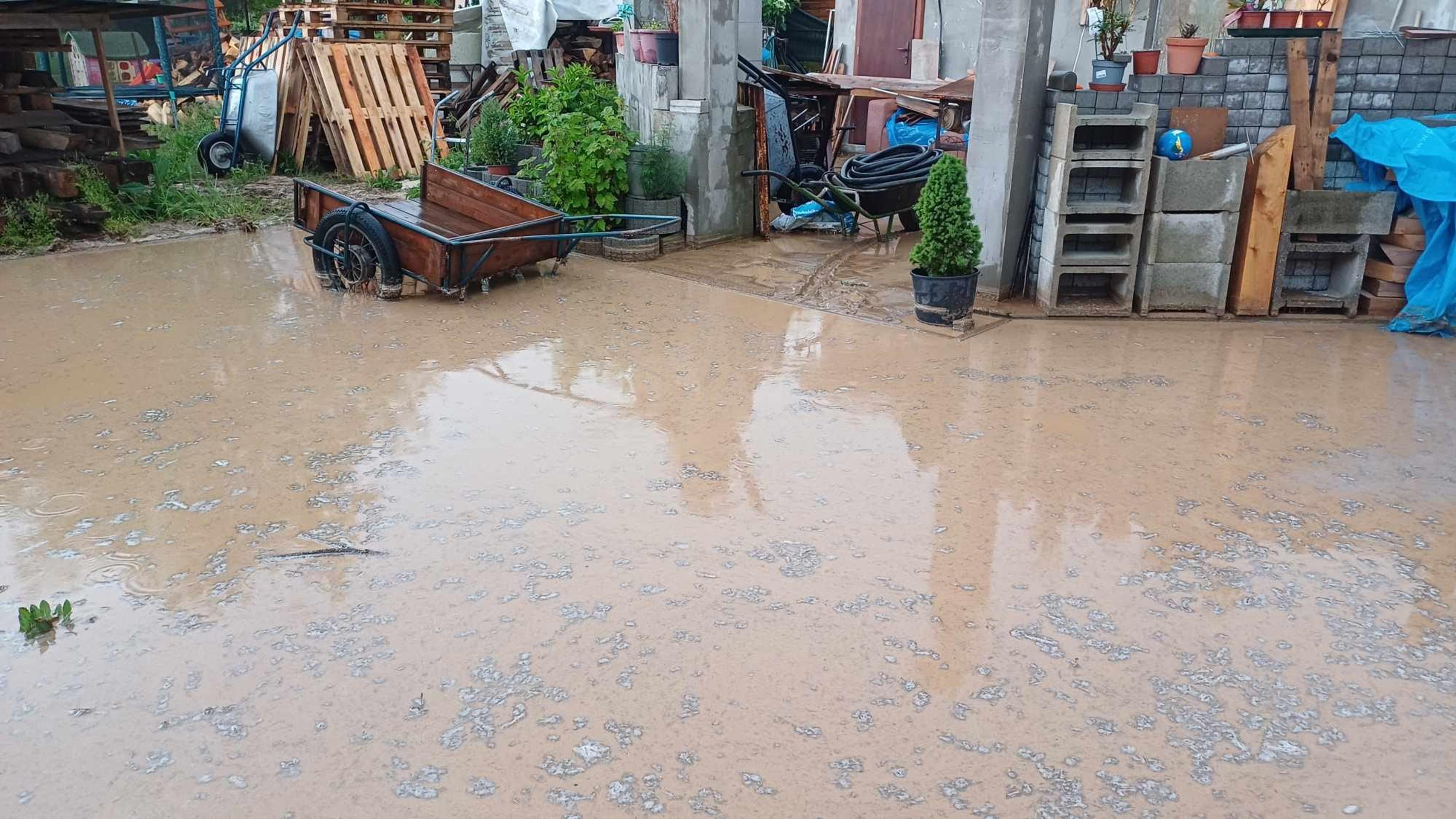 Návojovce po bleskových povodniach.