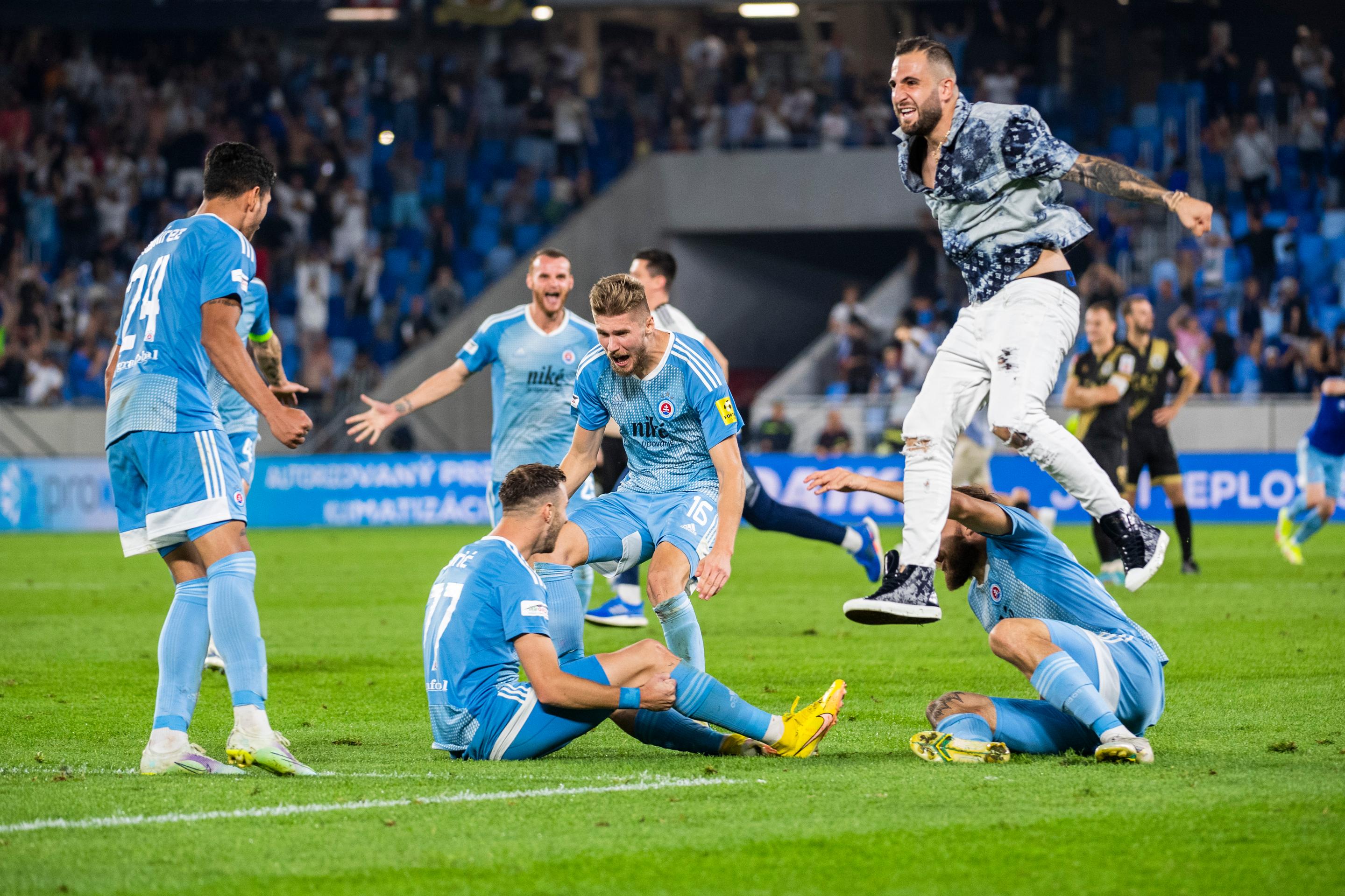 Víťazná postupová radosť hráčov Slovana po penaltovom rozstrele v odvete play off Európskej konferenčnej ligy proti Mostaru.