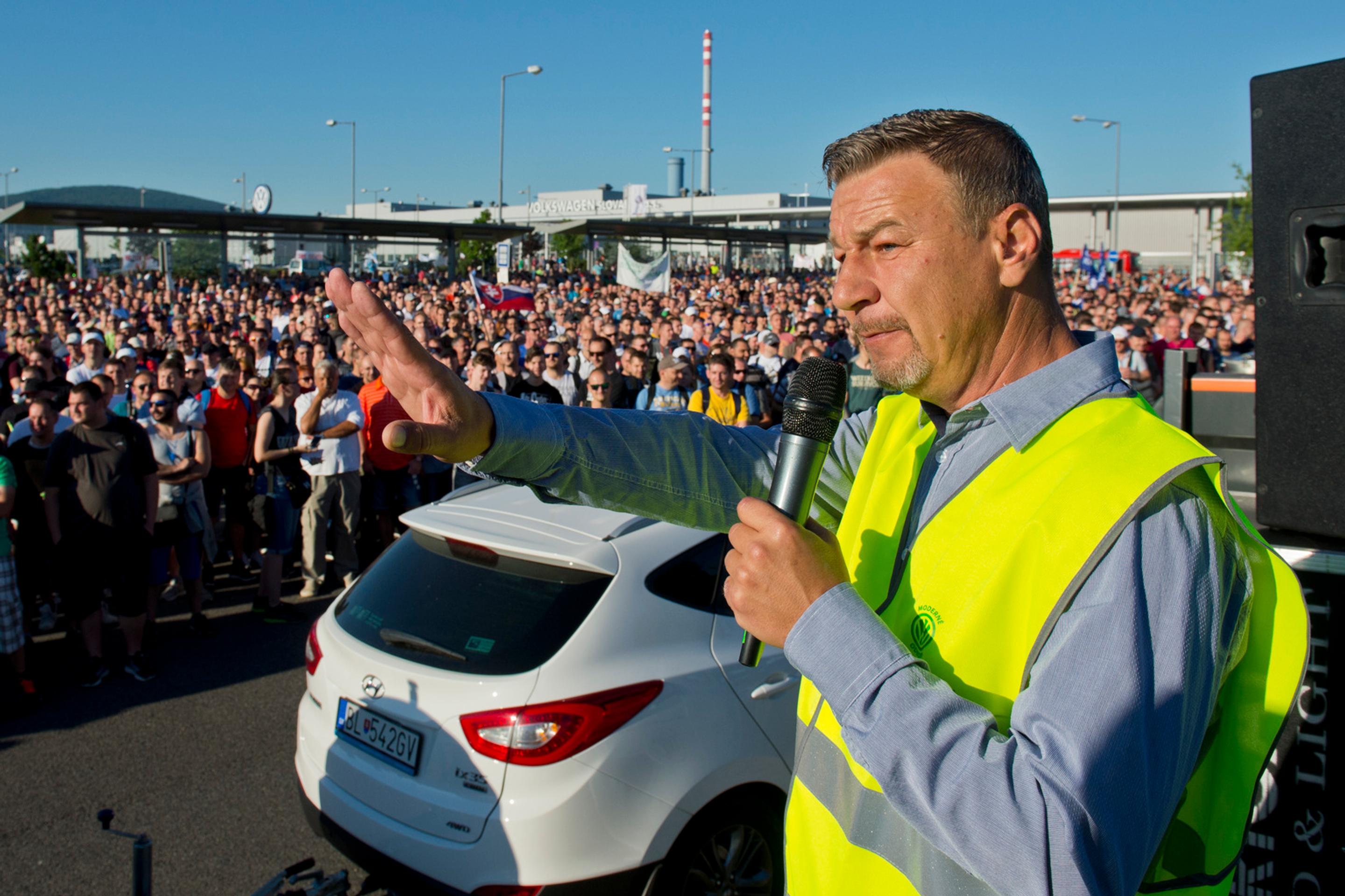 Na snímke štrajkujúci pracovníci automobilky Volkswagen Slovakia