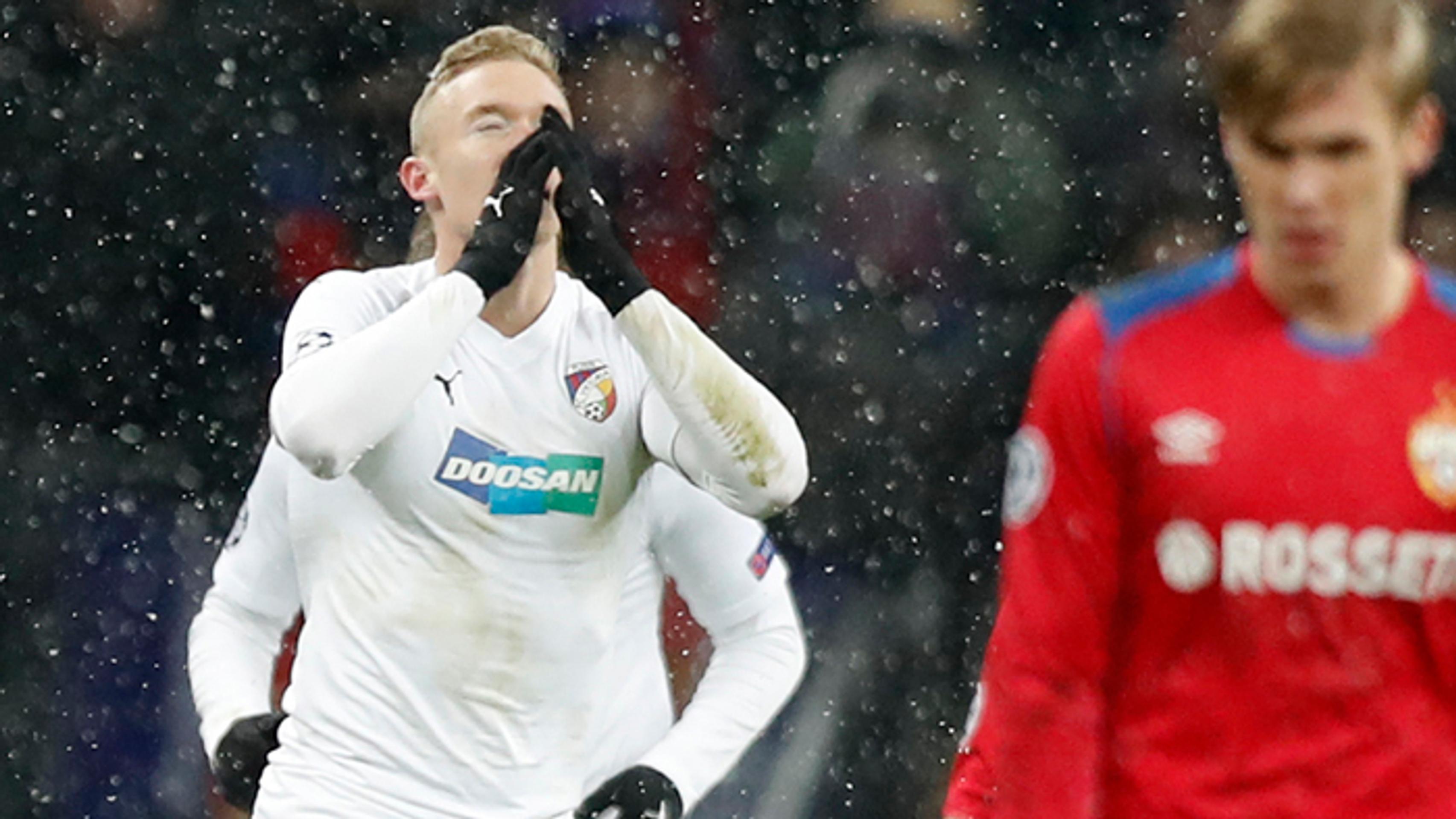 Roman Procházka z Viktorie Plzeň sa teší z gólu v Lige majstrov.