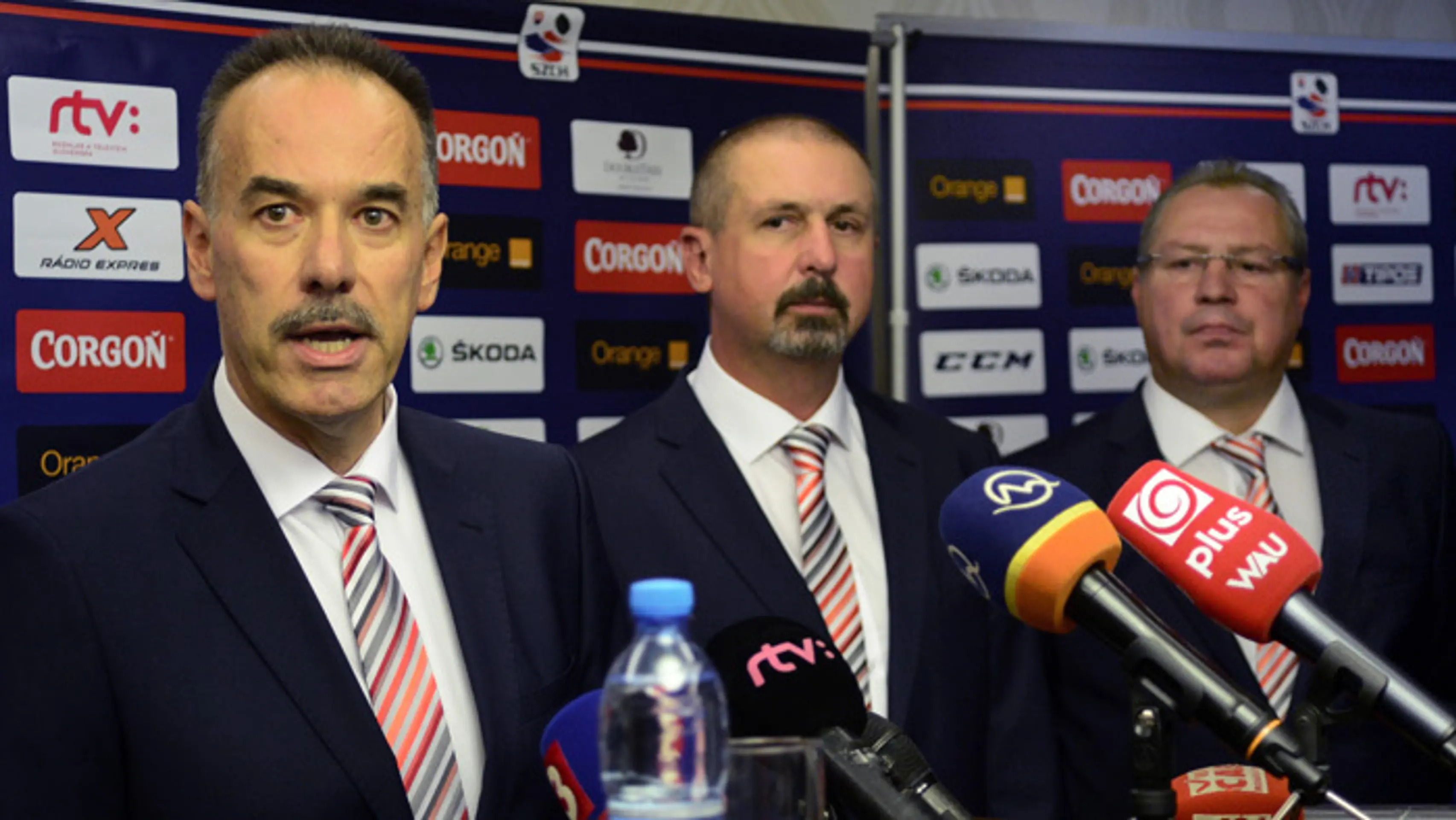 Prezident SZĽH Igor Nemeček, tréner reprezentácie Zdeno Cíger a generálny manažér národného tímu Róbert Švehla.