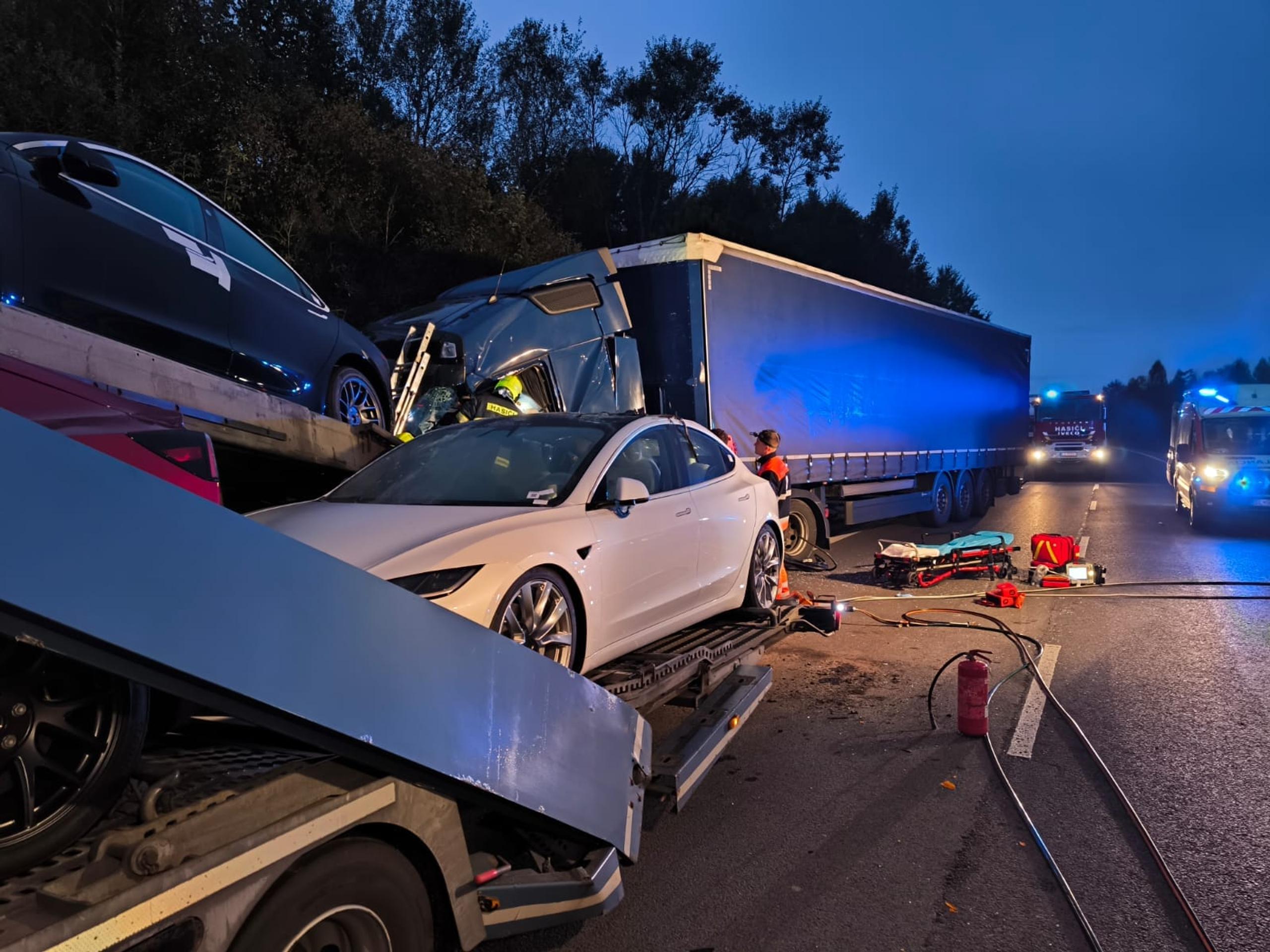 Vážna nehoda na Kysuciach, cesta je neprejazdná.