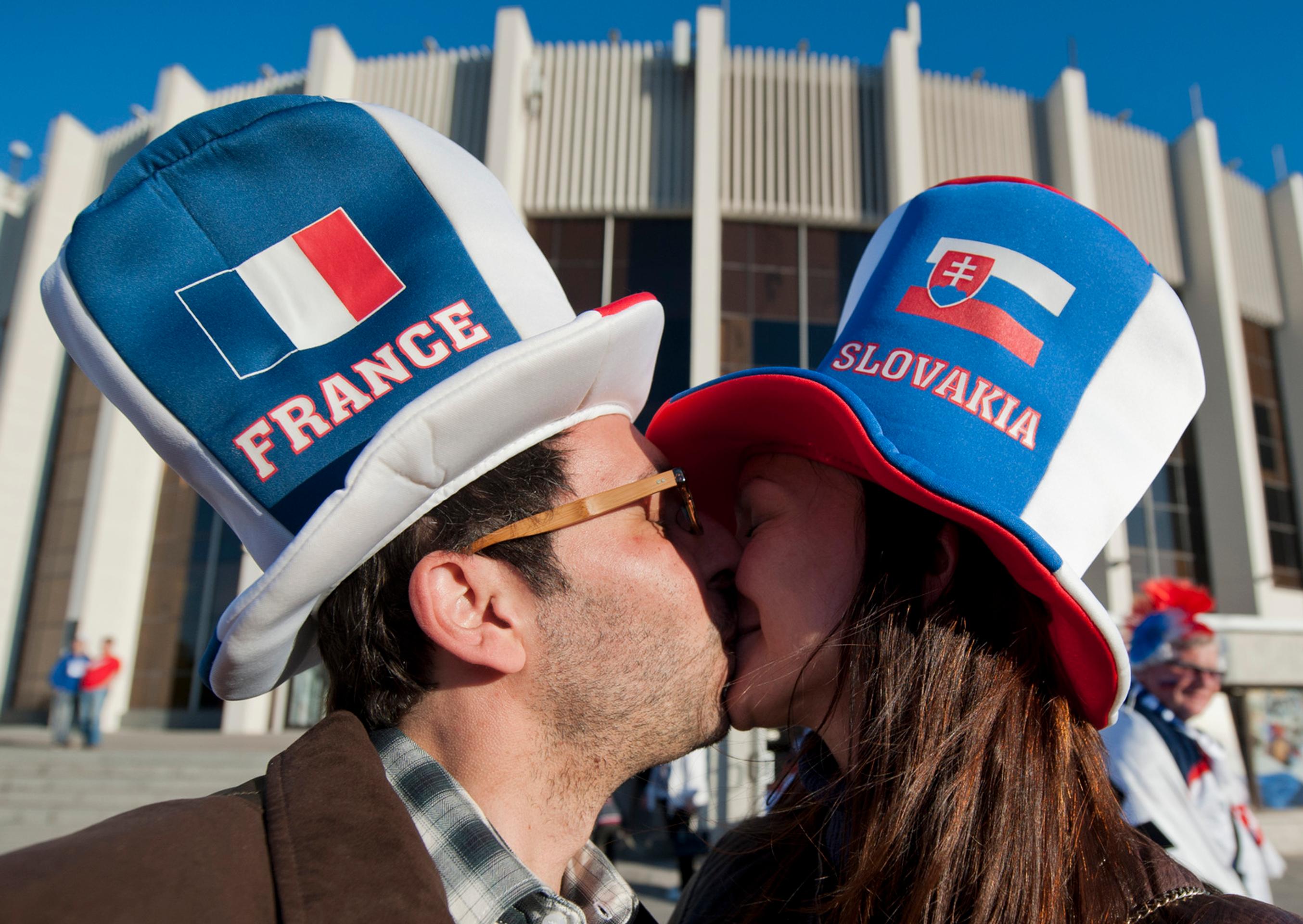 Slovensko-francúzsky pár Viktoria a Sebastien si dáva bozk pred zápasom Francúzsko - Slovensko.