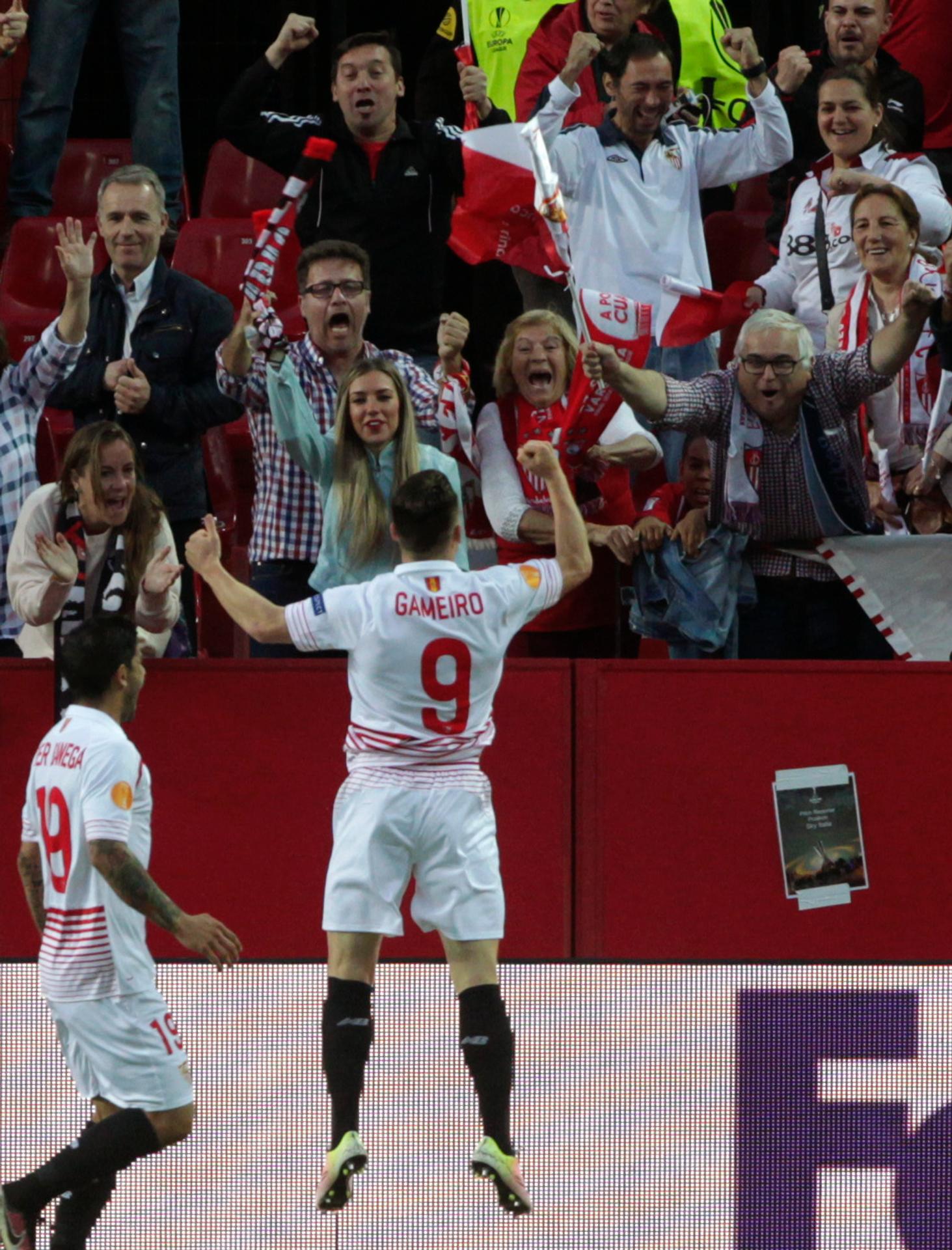 Kevin Gameiro (vpravo) oslavuje úvodný gól do bránky Šachtaru v zápase odvety semifinále EL FC Sevilla-Šachtar Doneck.