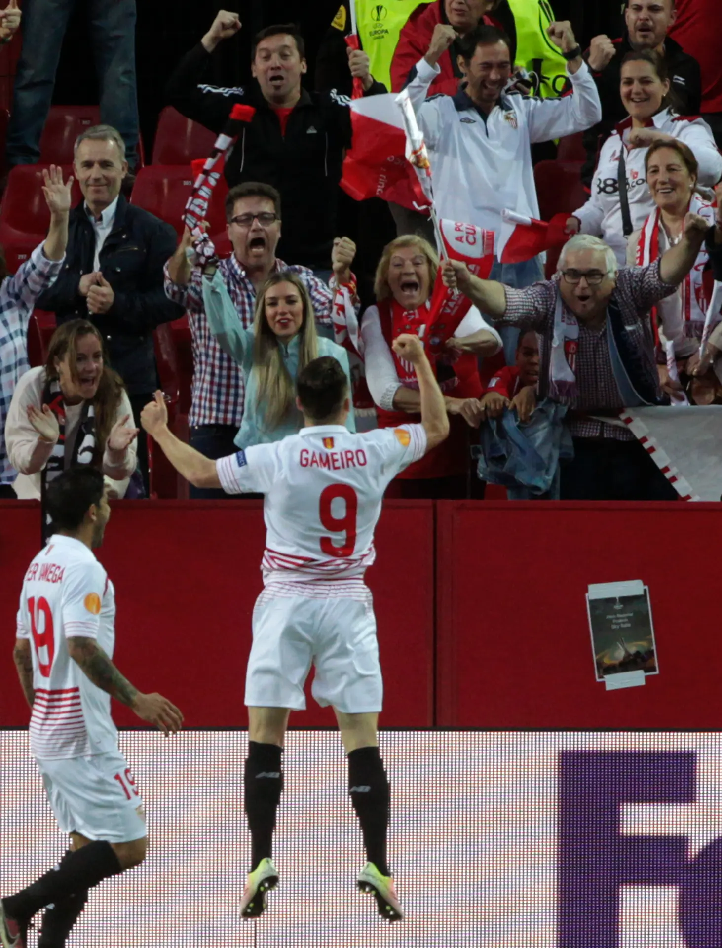 Kevin Gameiro (vpravo) oslavuje úvodný gól do bránky Šachtaru v zápase odvety semifinále EL FC Sevilla-Šachtar Doneck.