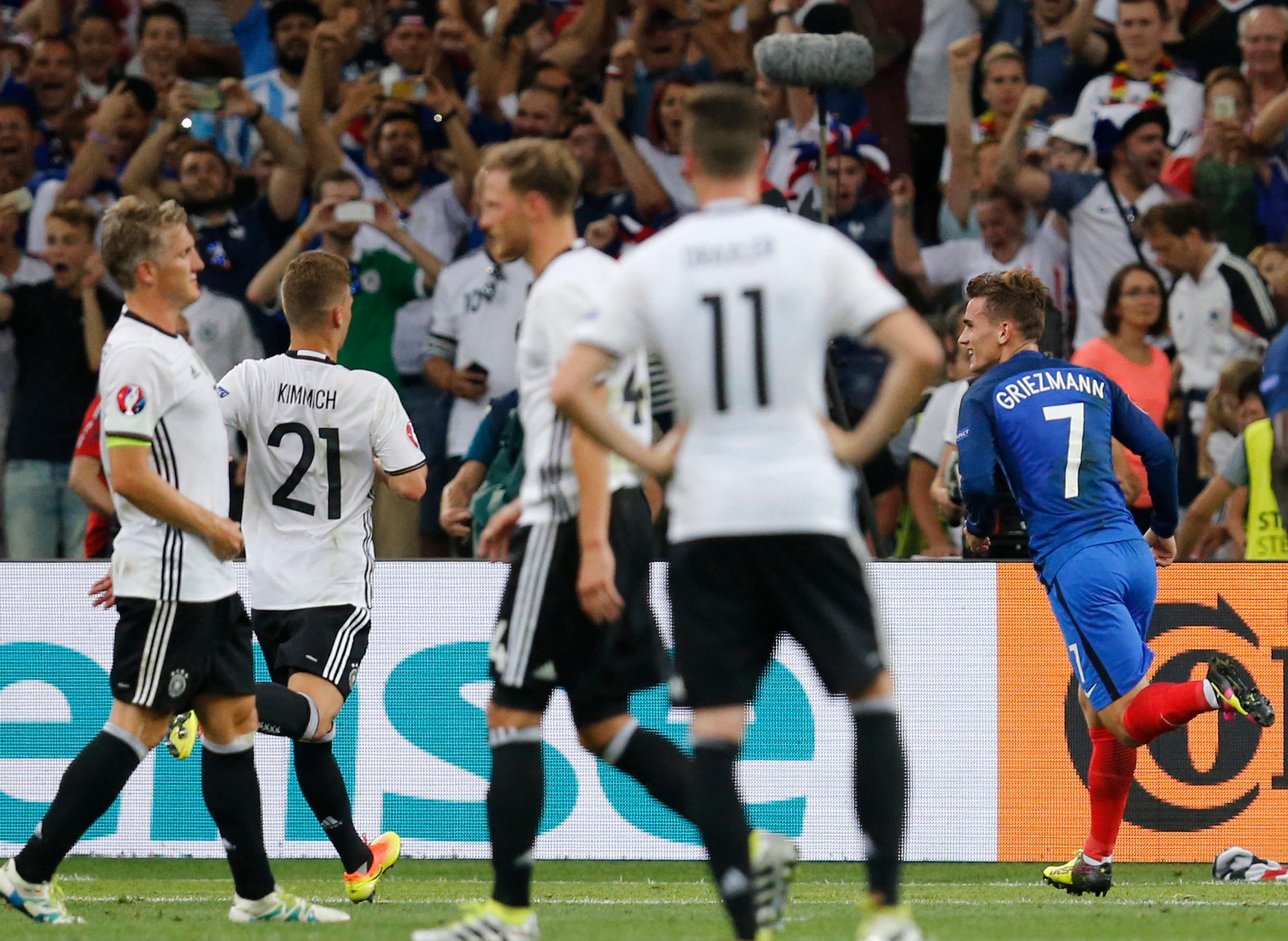 Hráč Francúzska Antoine Griezmann oslavuje svoj gól z pokutového kopu v zápase semifinále ME vo futbale Nemecko - Francúzsko.