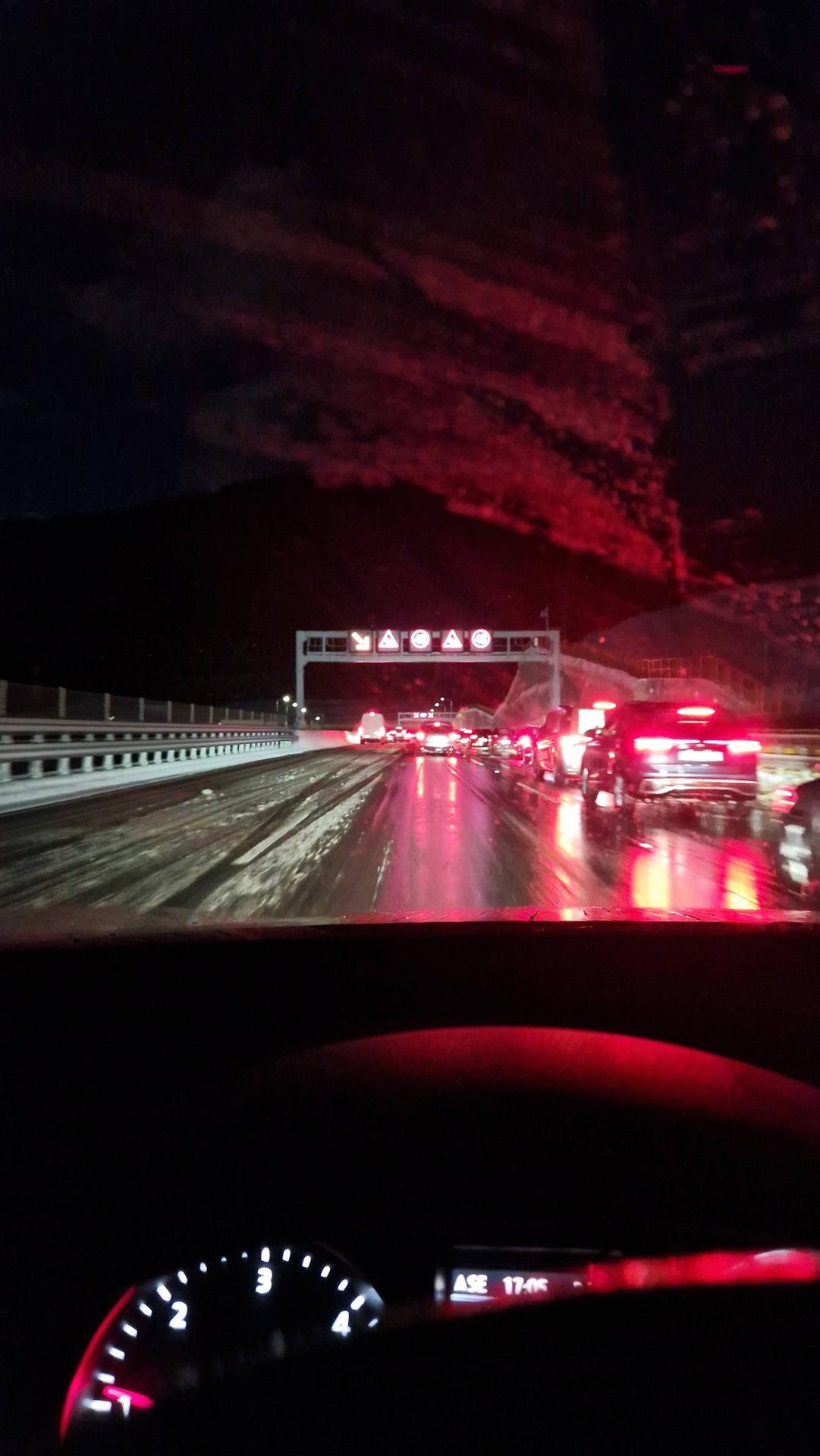 Kolóna pred tunelom Višňové.