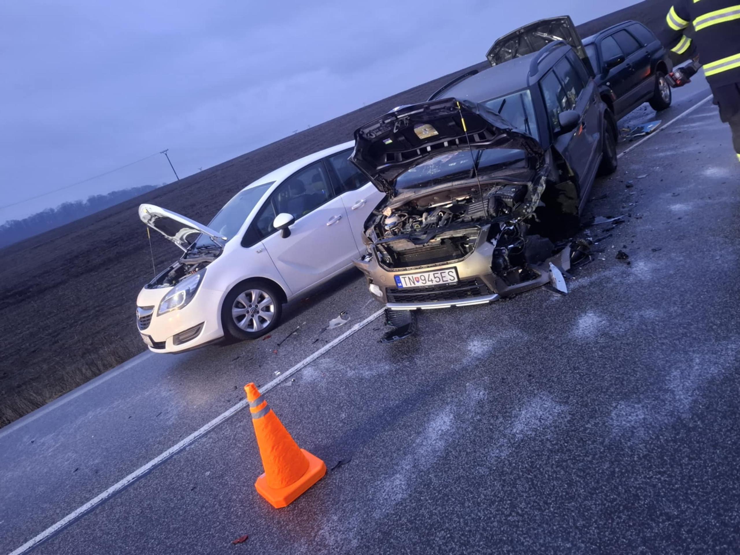 Zrážka áut s autobusom.