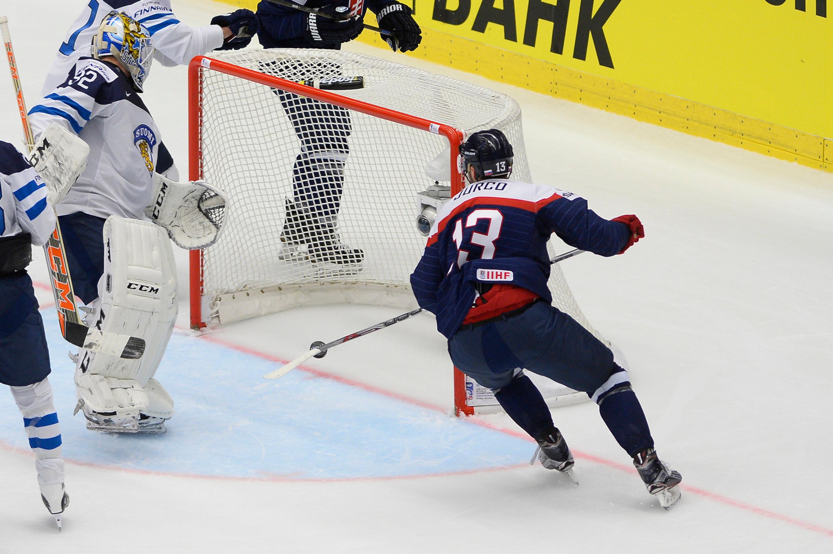 Vpravo slovenský hokejista Tomáš Jurčo a fínsky brankár Jusse Saros