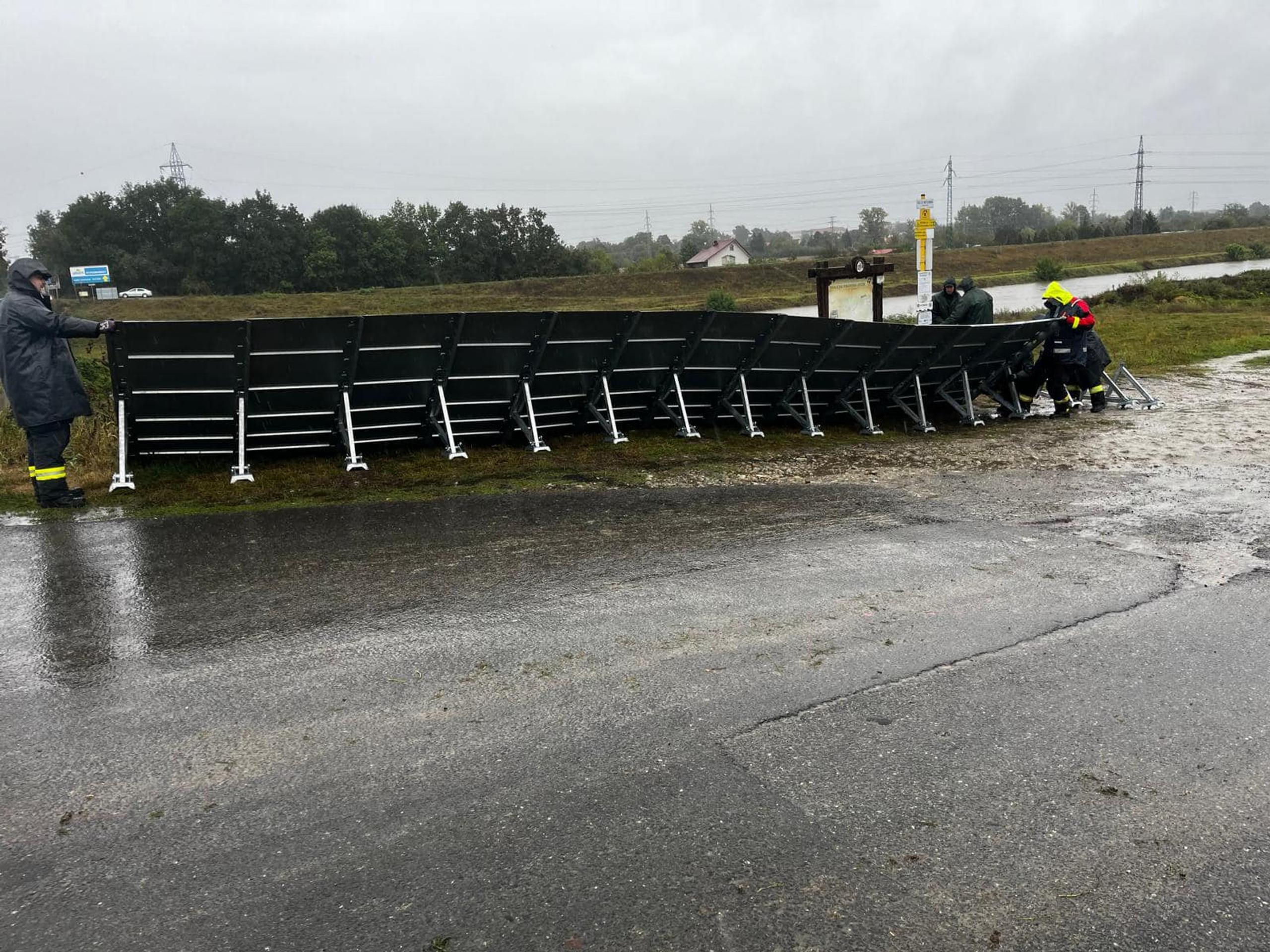 V obci Malé Leváre pripravujú zátarasy.