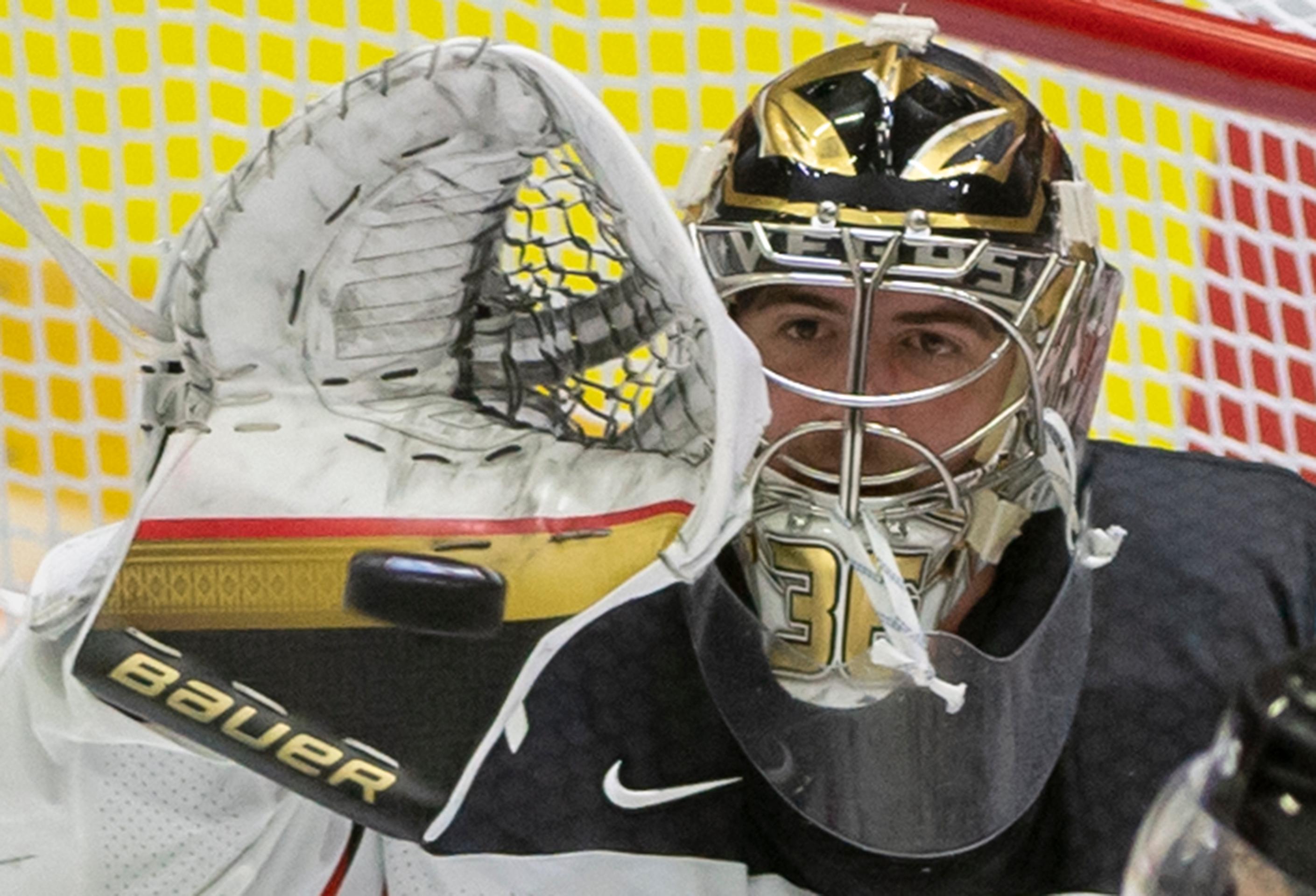 Brankár Logan Thompson (Kanada) v zápase so Slovenskom na MS 2022.