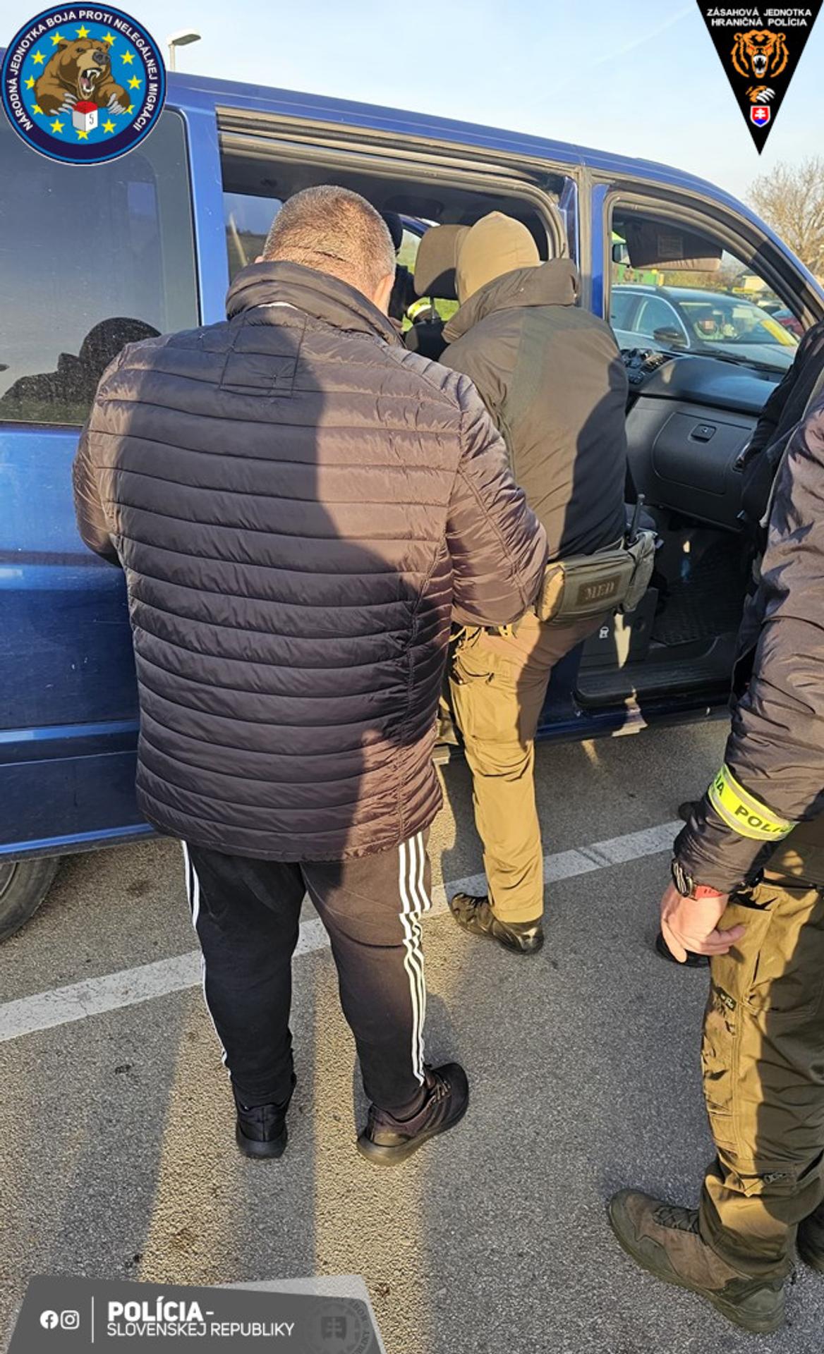 Ťažko zdravotne postihnutého muža nútila dvojica žobrať.