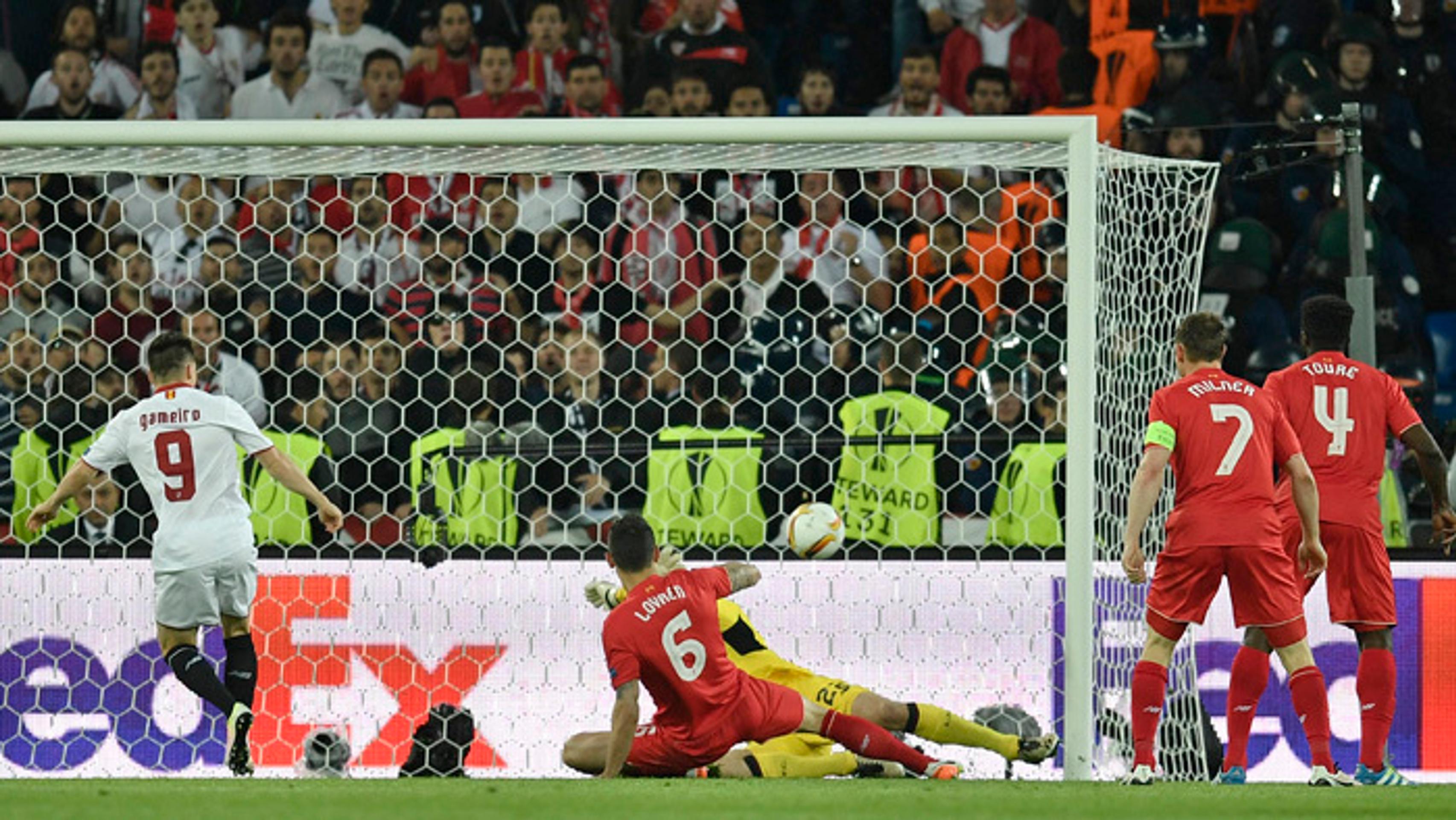 Futbalista FC Sevilla Kevin Gameiro (vľavo) strieľa vyrovnávajúci gól na 1:1 vo finálovom zápase Európskej ligy FC Liverpool - F