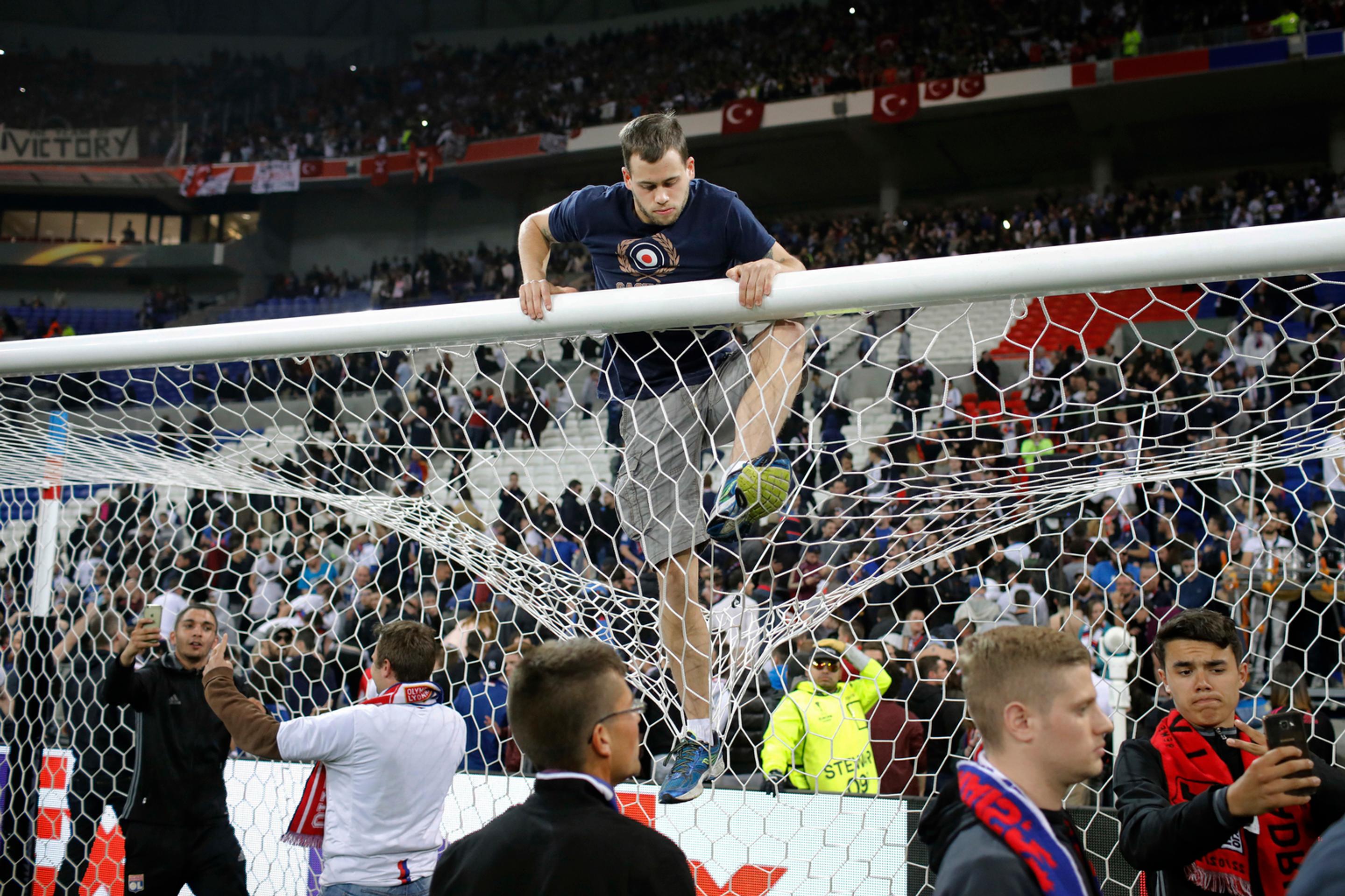 Fanúšik lezie na bránku pred štvrťfinále EL Lyonu s Besiktasom.