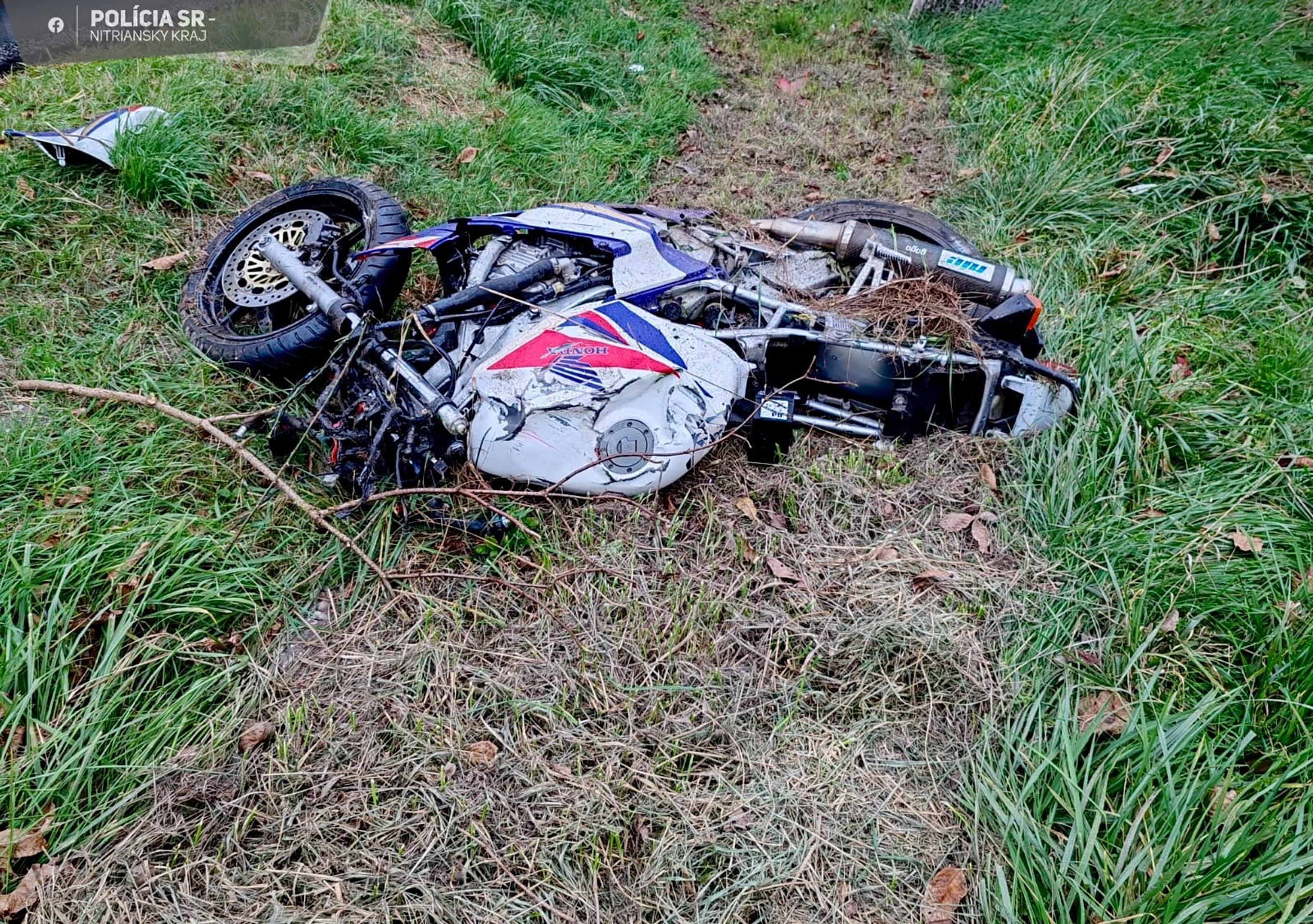 Následky nehody na ceste medzi Komárnom a obcou Zlatná na Ostrove.