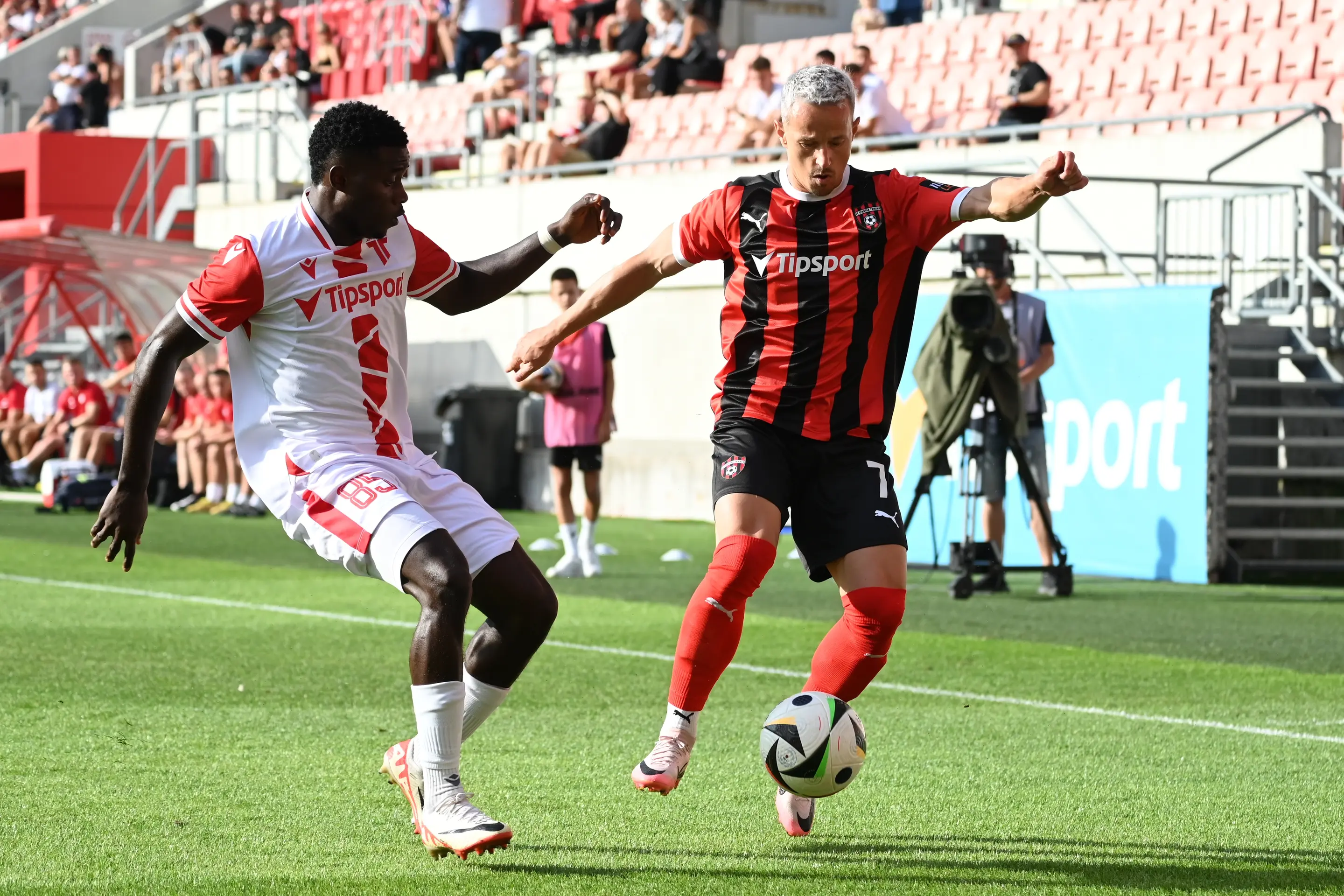 Sprava Trnavčan Róbert Pich a hráč Trenčína Emmanuel Uchegbu bojujú o loptu v 1. kole Niké ligy.