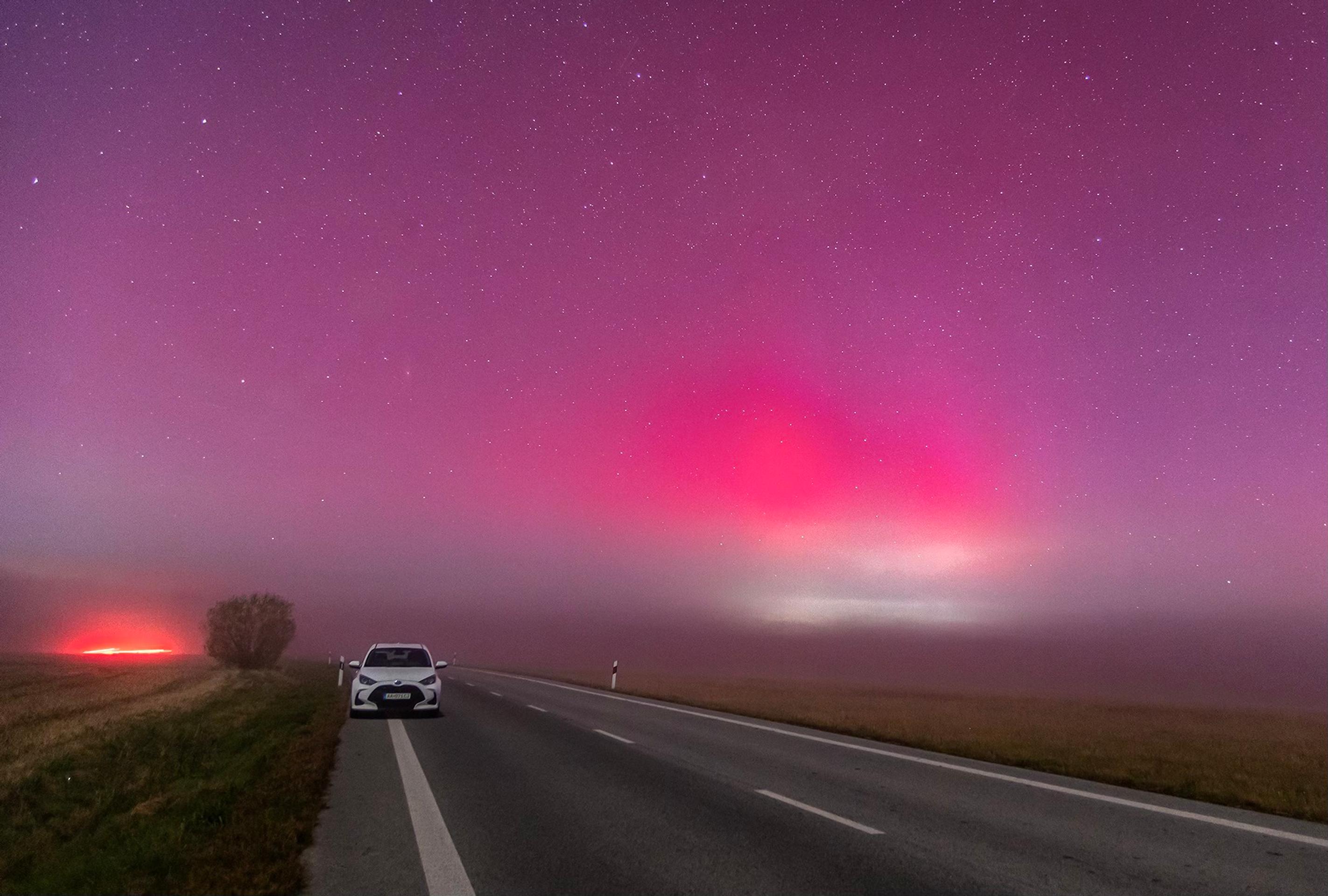 Polárna žiara 12. novembra 2025 o 5:17 SEČ v Perneku na Záhorí