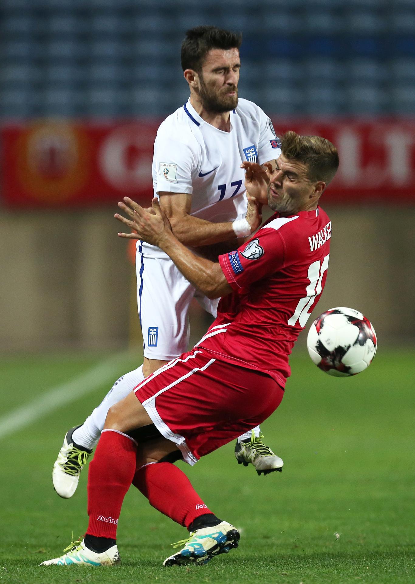 Grék Yannis Gianniotas (vľavo) v súboji proti reprezentantovi Gibraltáru Liamovi Walkerovi v kvalifikácii MS 2018.