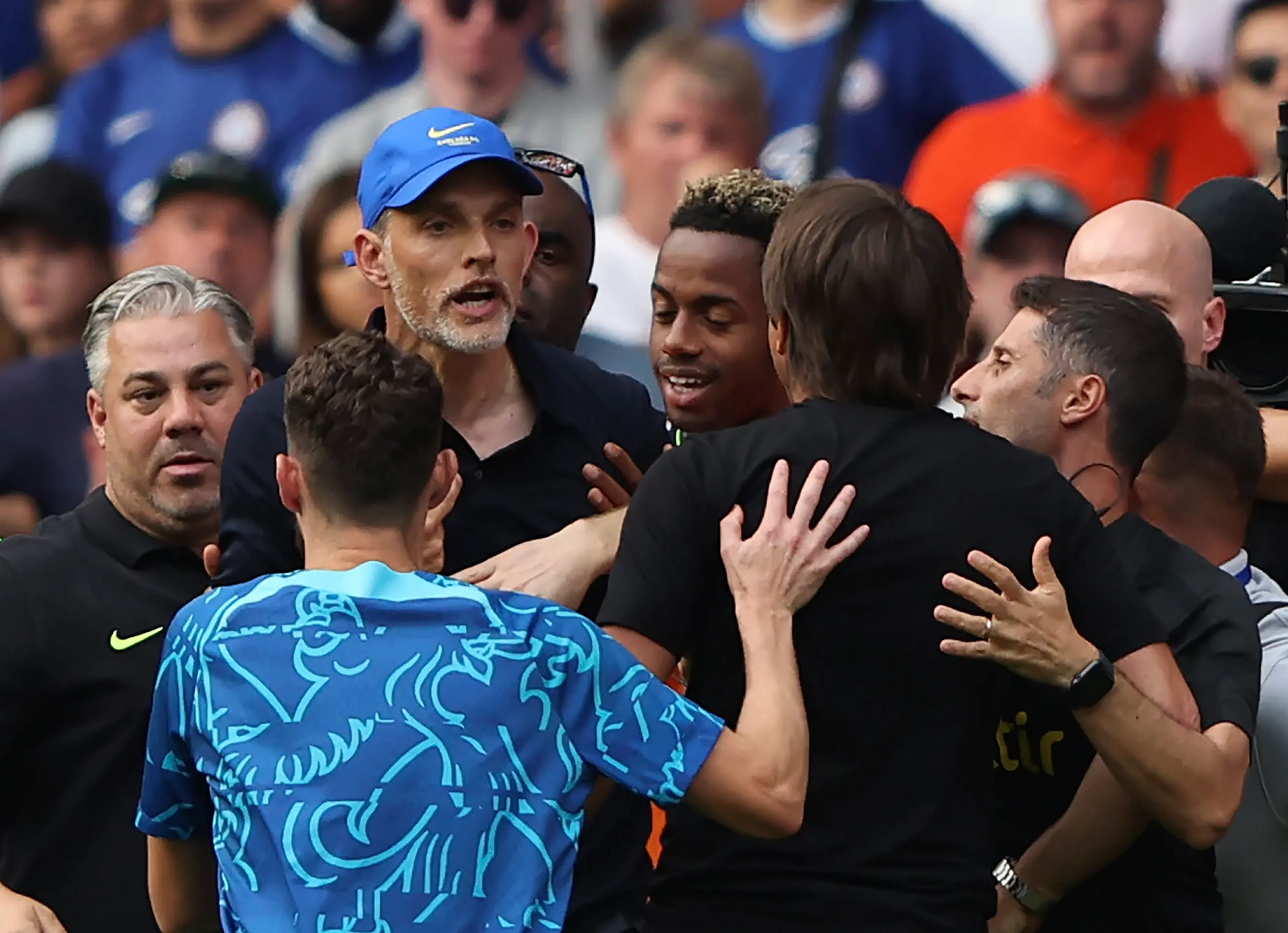 Kouč Chelsea Thomas Tuchel v šarvátke s náprotivkom z Tottenhamu Antoniom Contem.