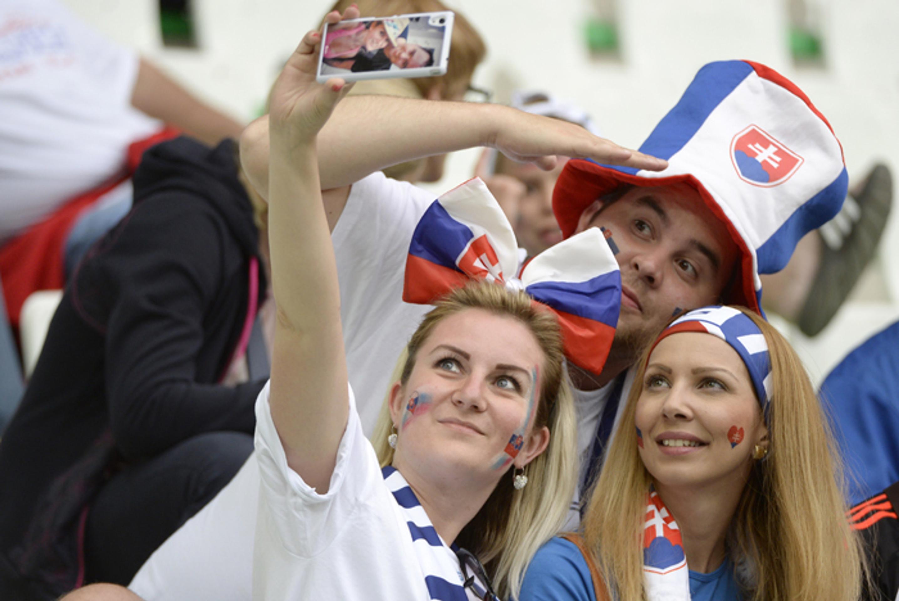 Slovenskí fanúšikovia si robie selfie pred zápasom s Anglickom.