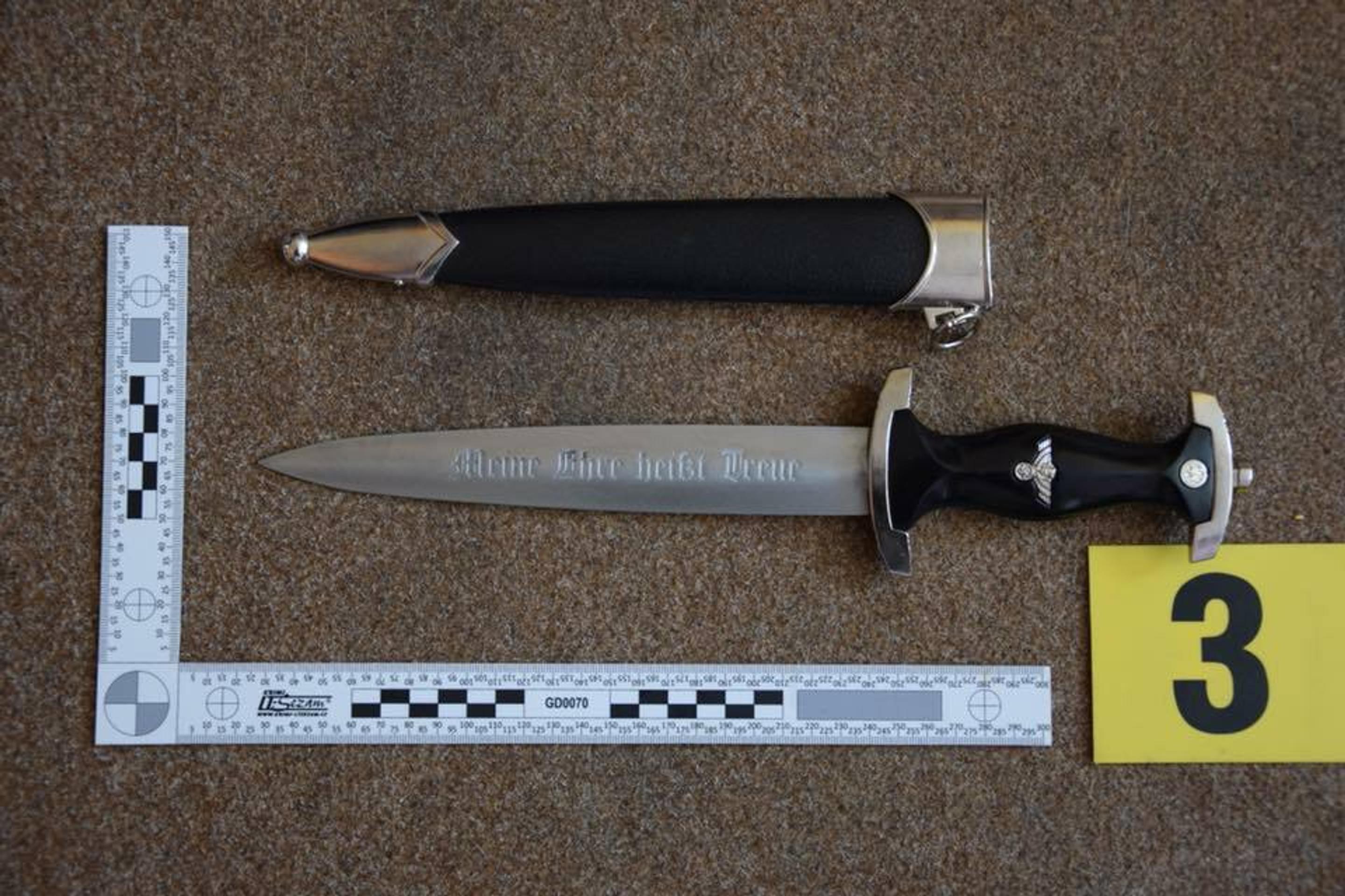 Nôž z domovej prehliadky Martina R. v Banskej Bystrici.