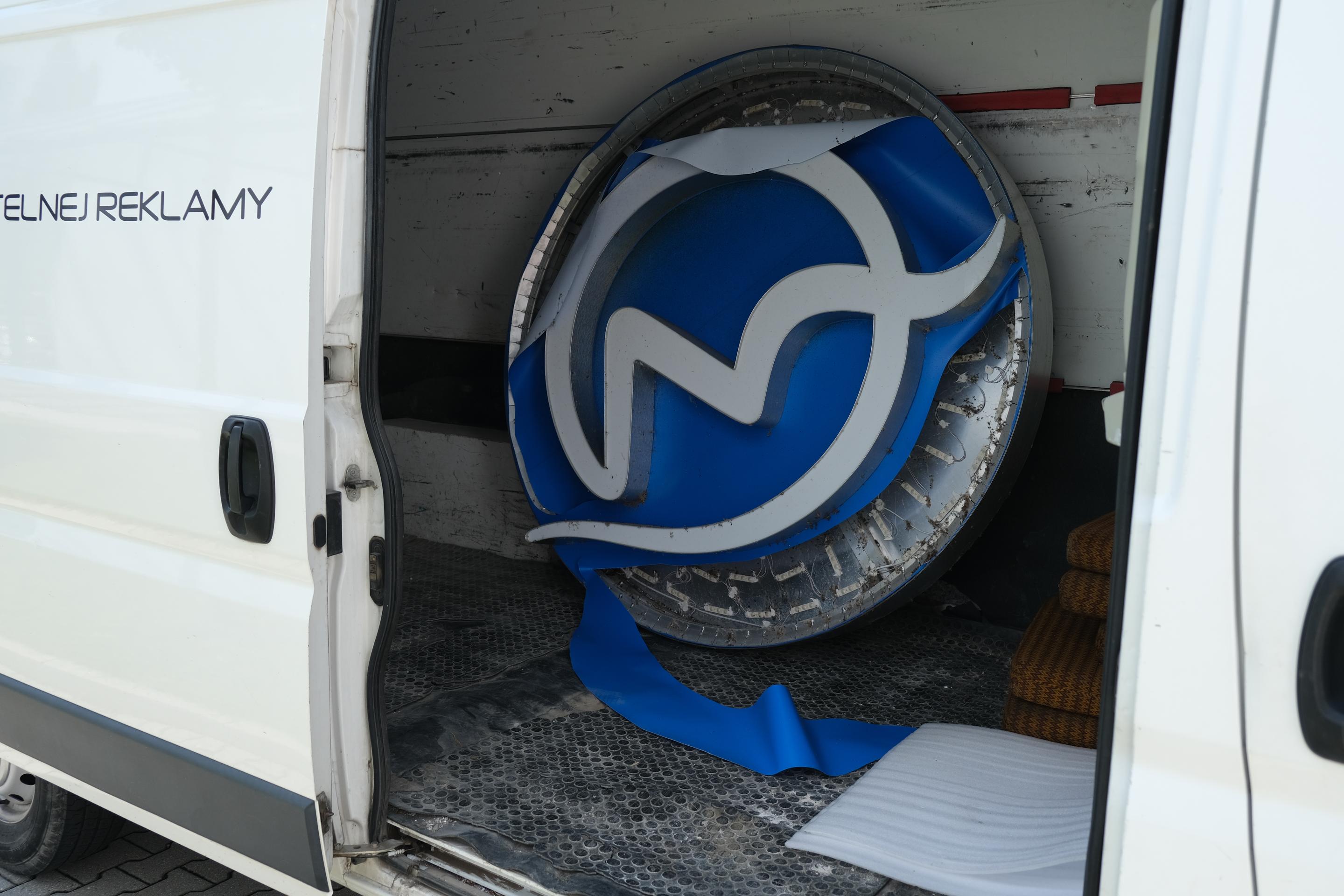 Výmena nového loga na budove TV Markíza.