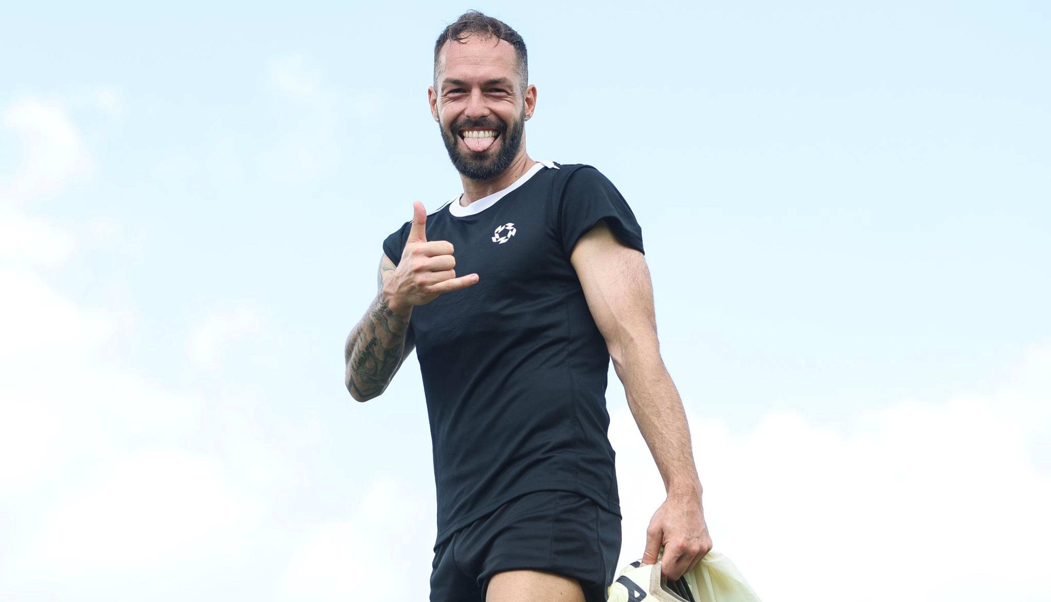 Z oblohy sa na hriešnika po upršaných rokoch v Británii a Česku usmieva horúce balkánske slnko.