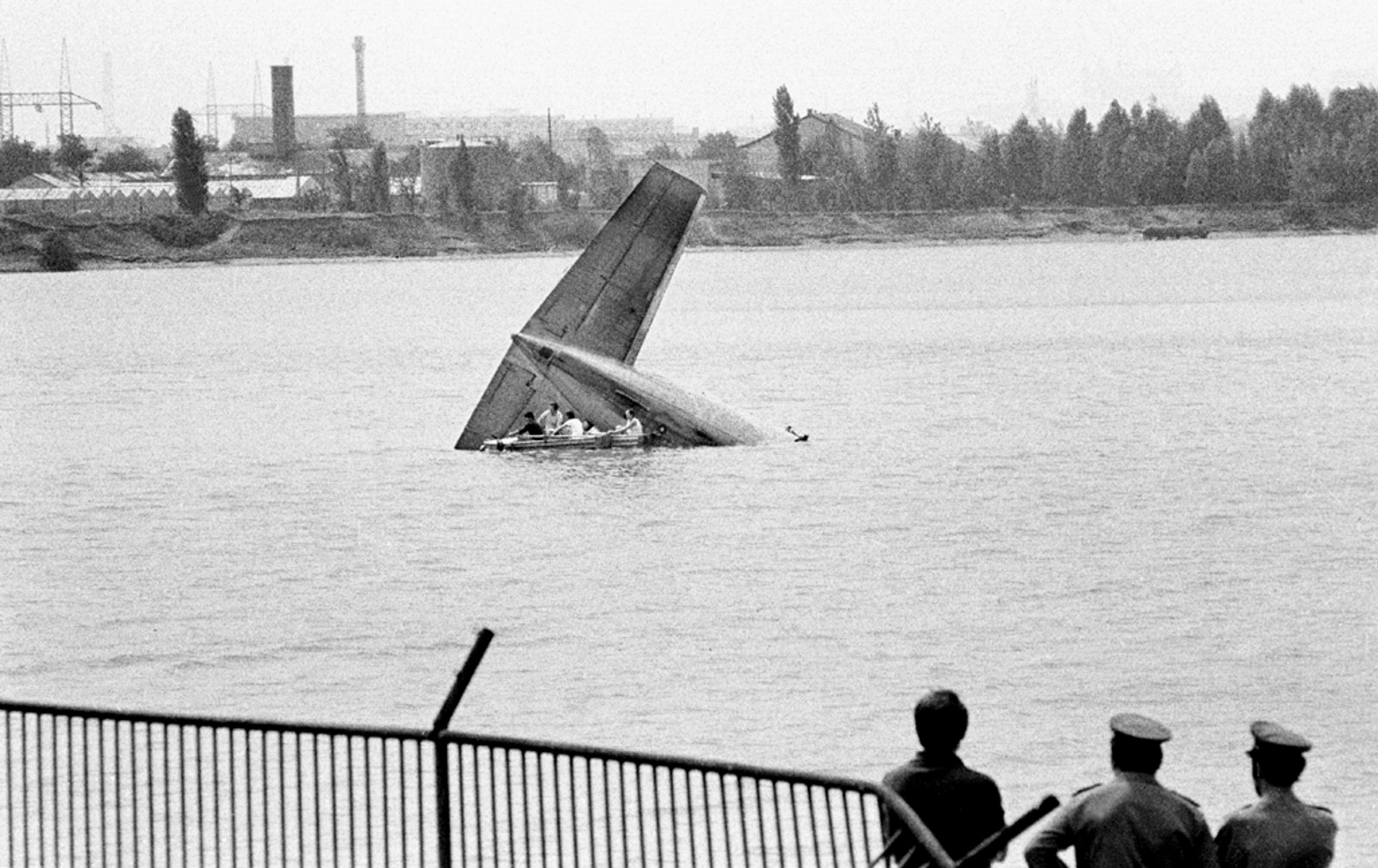 Na snímke z 30. júla 1976 je pohľad na záchranné práce po leteckom nešťastí pri Bratislave. (3).jpg