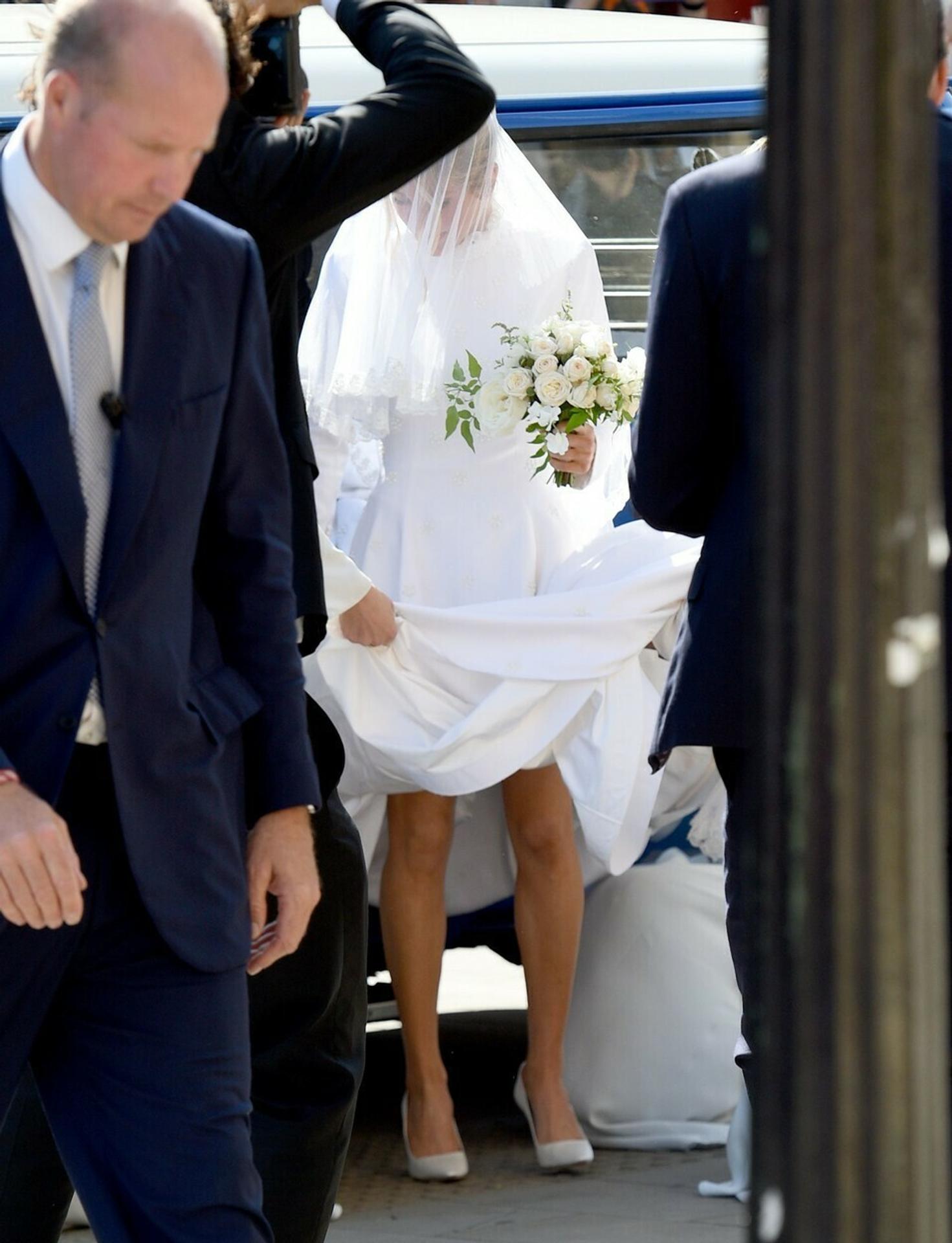 Ellie Goulding so závojom na hlave vchádza do kostola