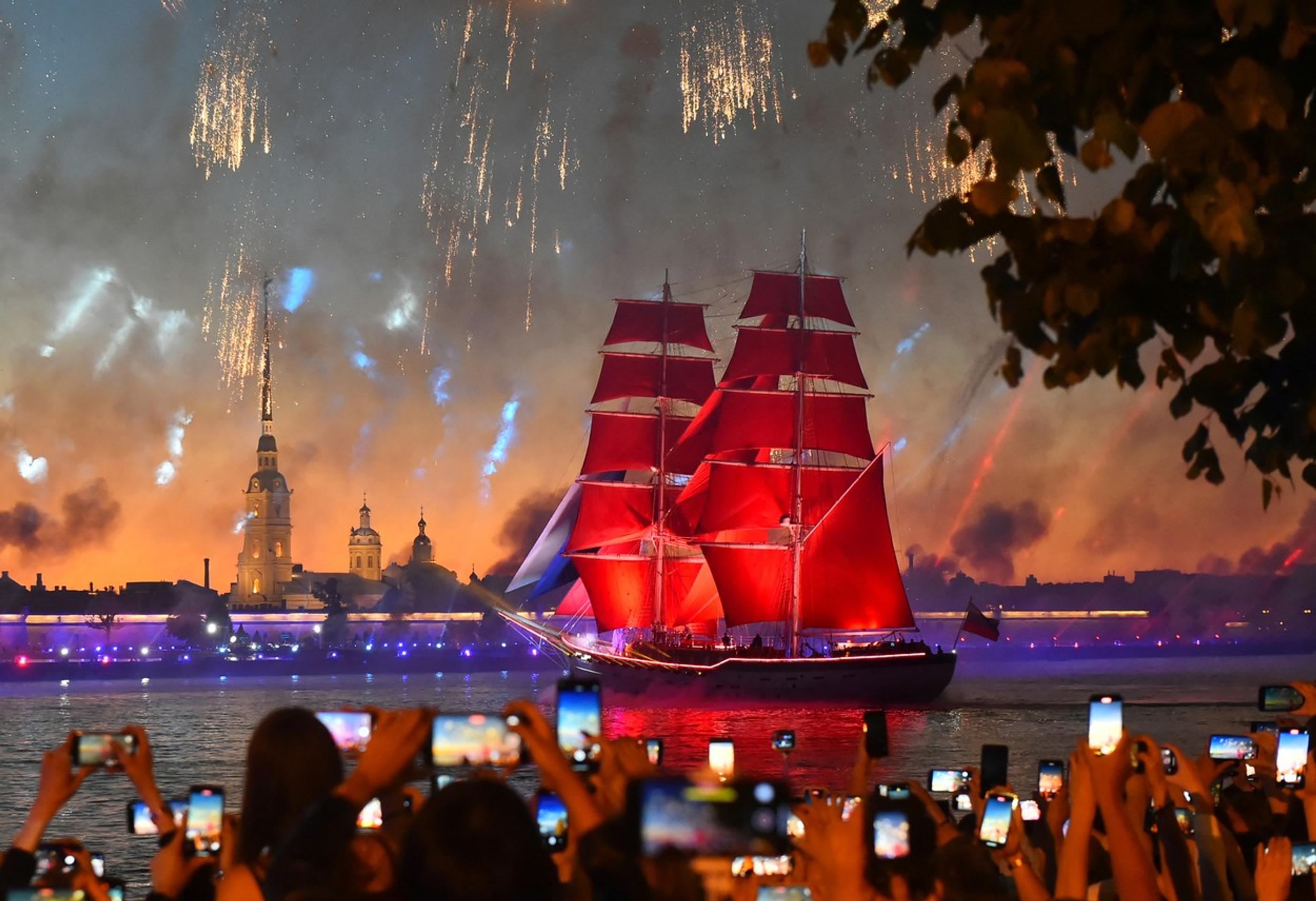 Ohňostrojom vysvietená historická plachetnica na rieke Neve v Petrohrade počas slávnosti Šarlátové plachty.