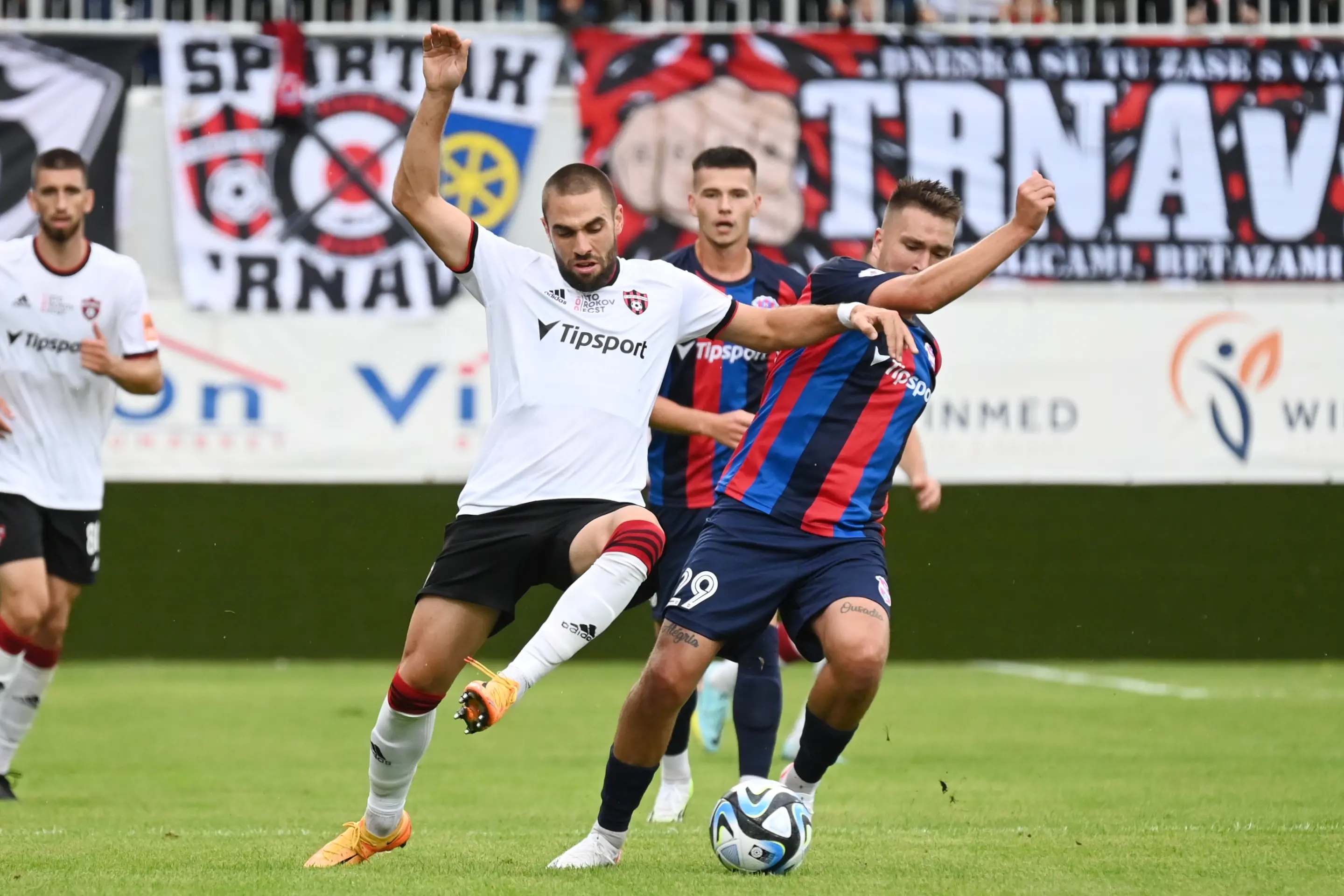 Vľavo hráč Trnavy Filip Bainovič a hráč ViOnu Adam Brenkus počas zápasu 2. kola Niké ligy.