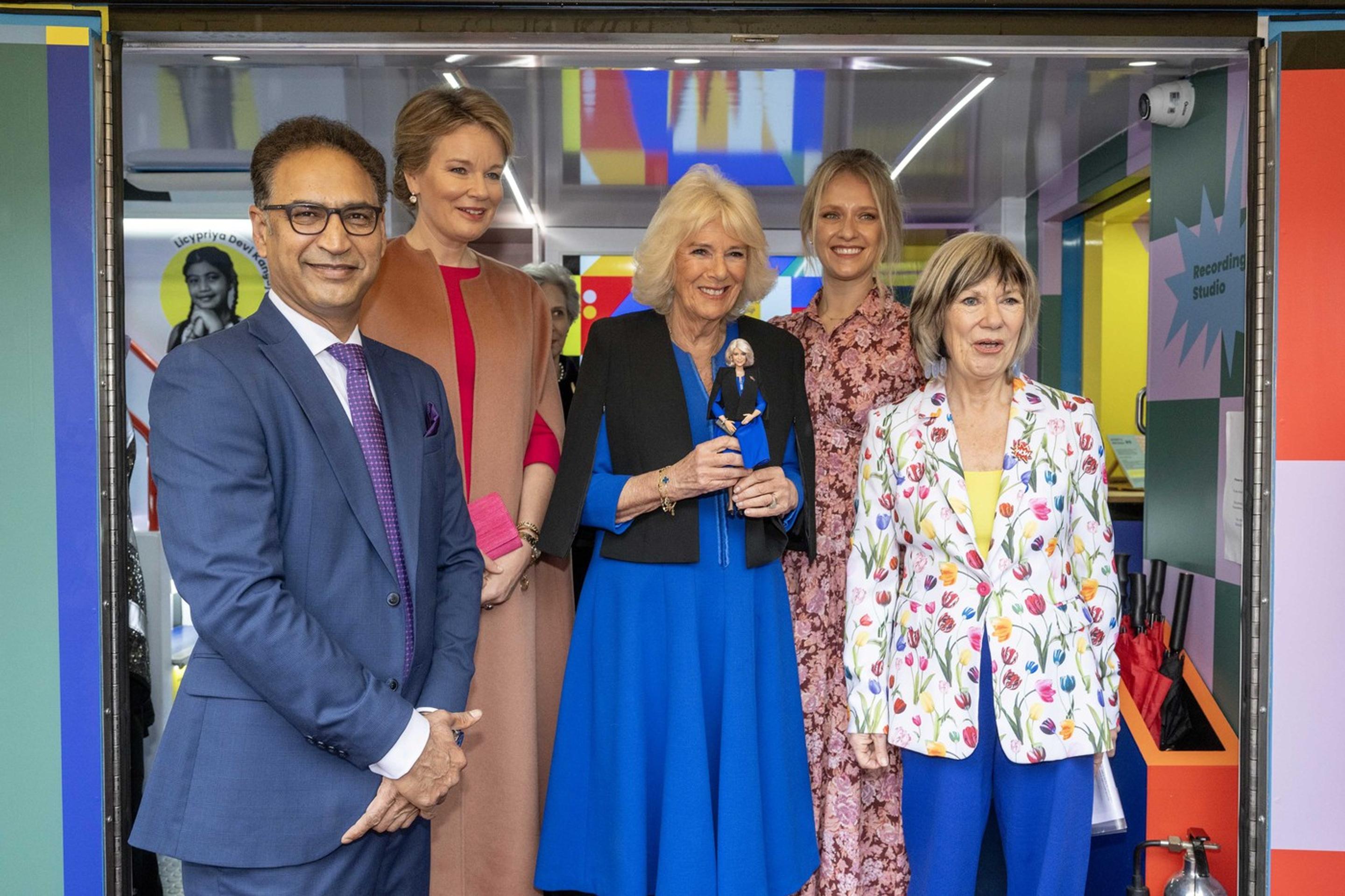 Kráľovná Kamila dostala bábiku so svojou podobizňou